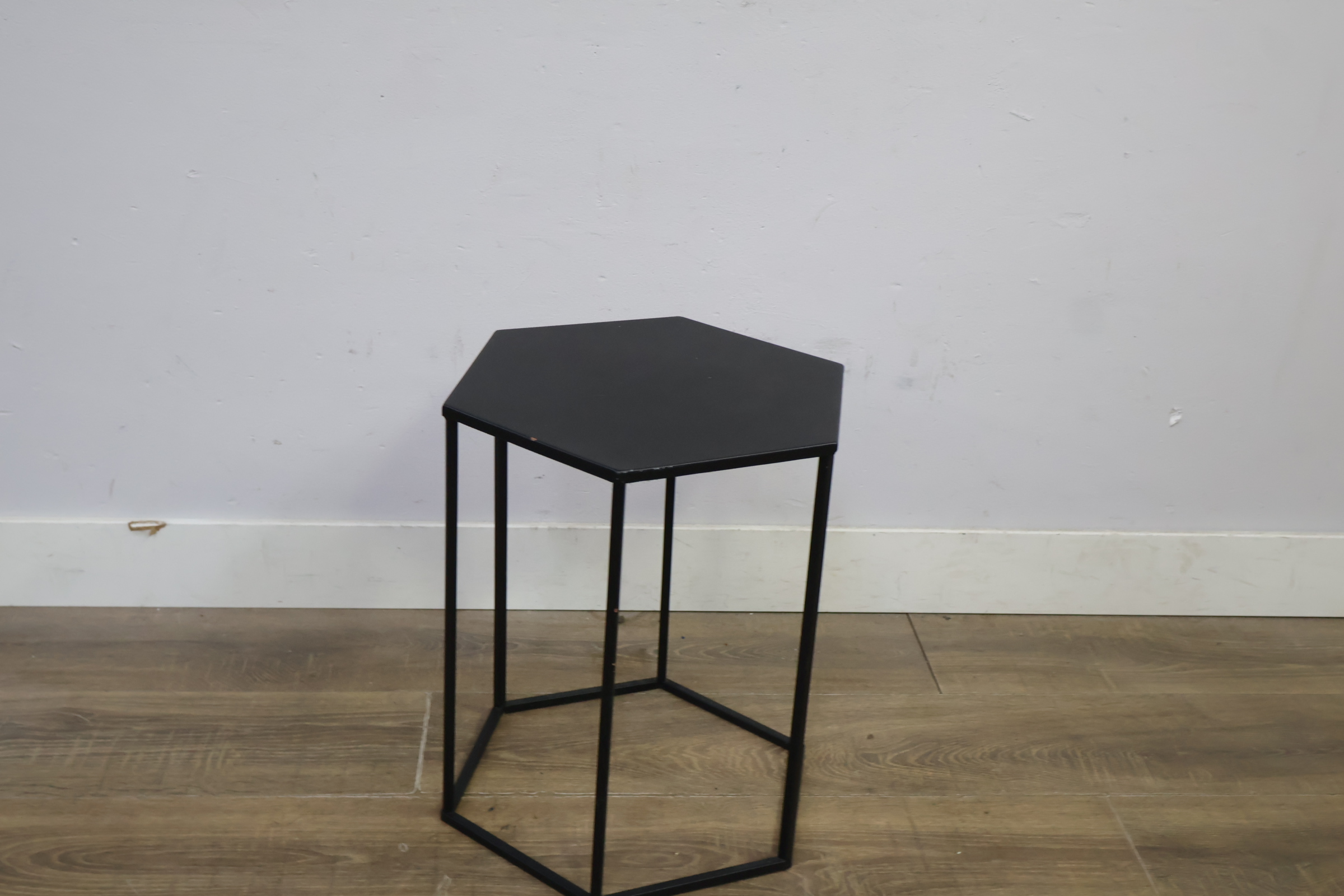 Zeshoekige zwarte metalen bijzettafel, plantentafel – foto 4 – kavel bij GSD Auctions, Zoeterwoude