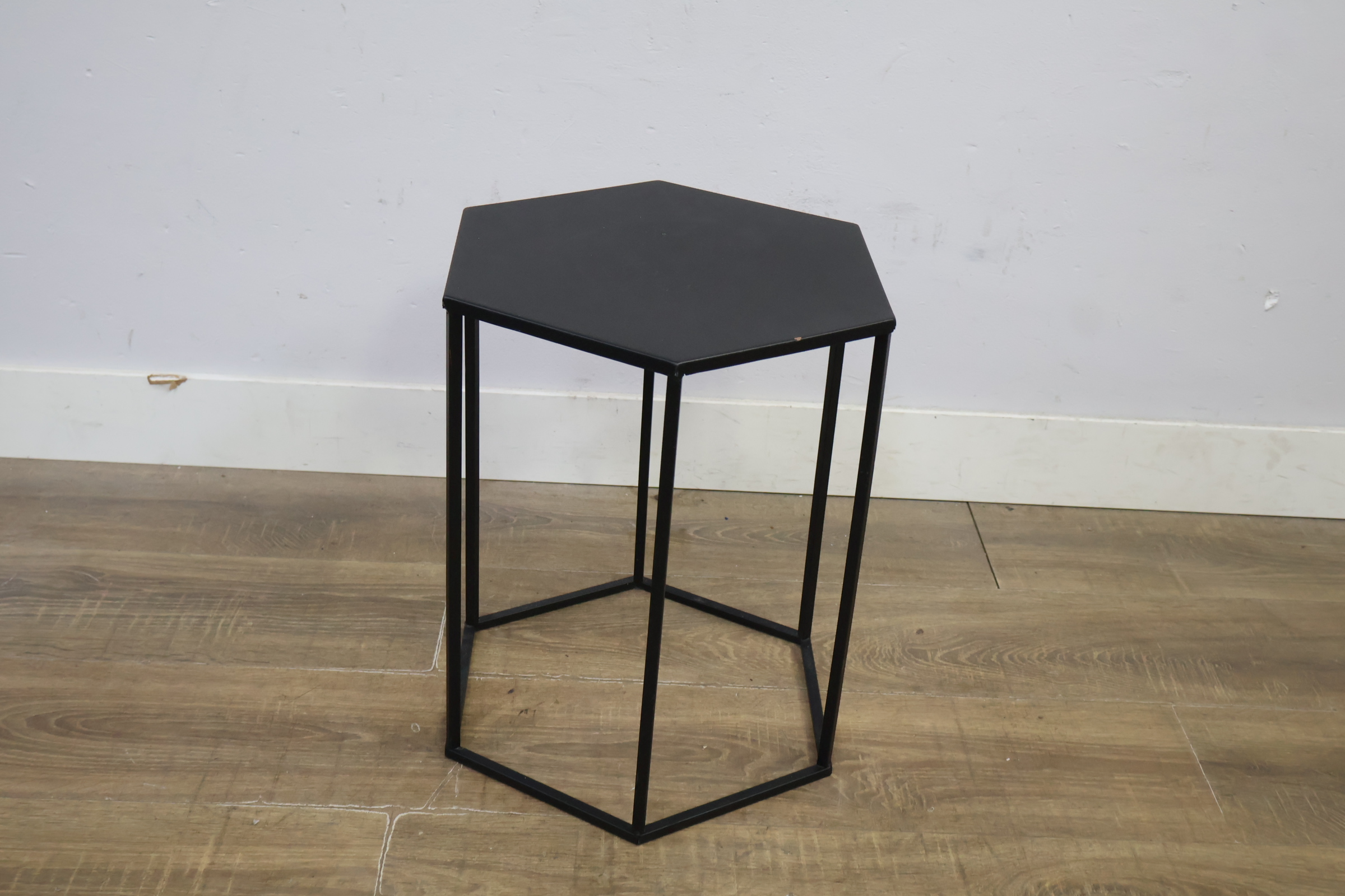 Zeshoekige zwarte metalen bijzettafel, plantentafel – foto 5 – kavel bij GSD Auctions, Zoeterwoude