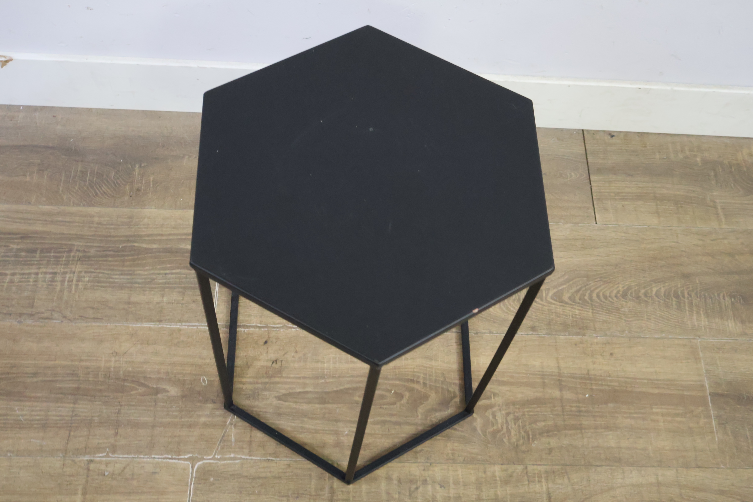 Zeshoekige zwarte metalen bijzettafel, plantentafel – foto 6 – kavel bij GSD Auctions, Zoeterwoude