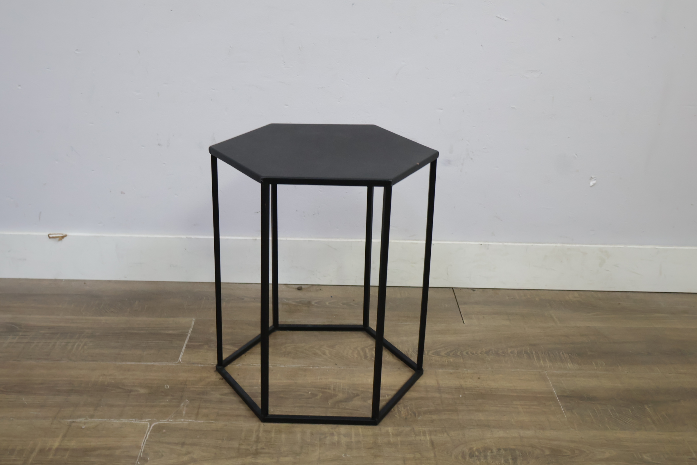 Zeshoekige zwarte metalen bijzettafel, plantentafel – foto 7 – kavel bij GSD Auctions, Zoeterwoude