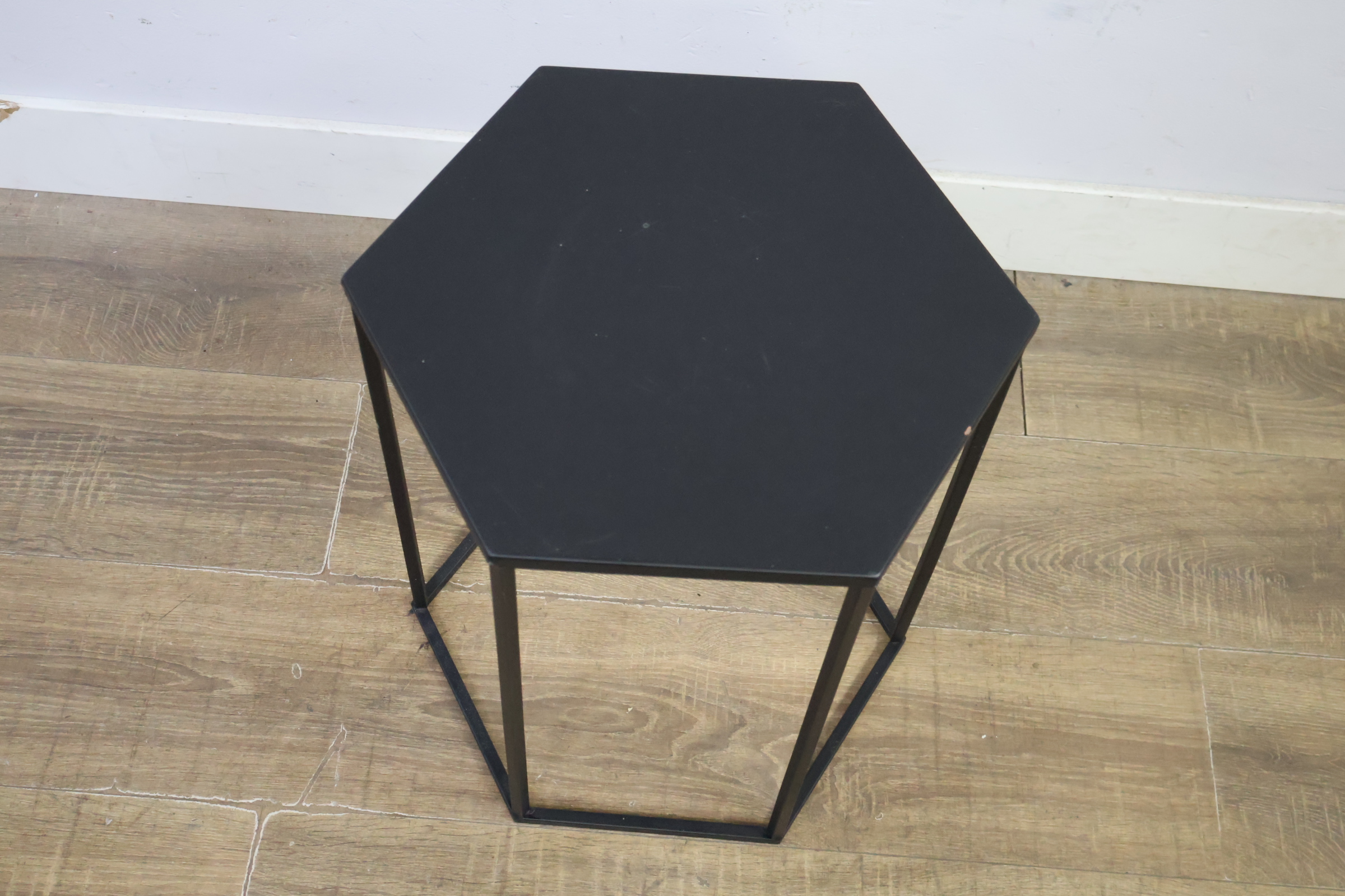 Zeshoekige zwarte metalen bijzettafel, plantentafel – foto 8 – kavel bij GSD Auctions, Zoeterwoude