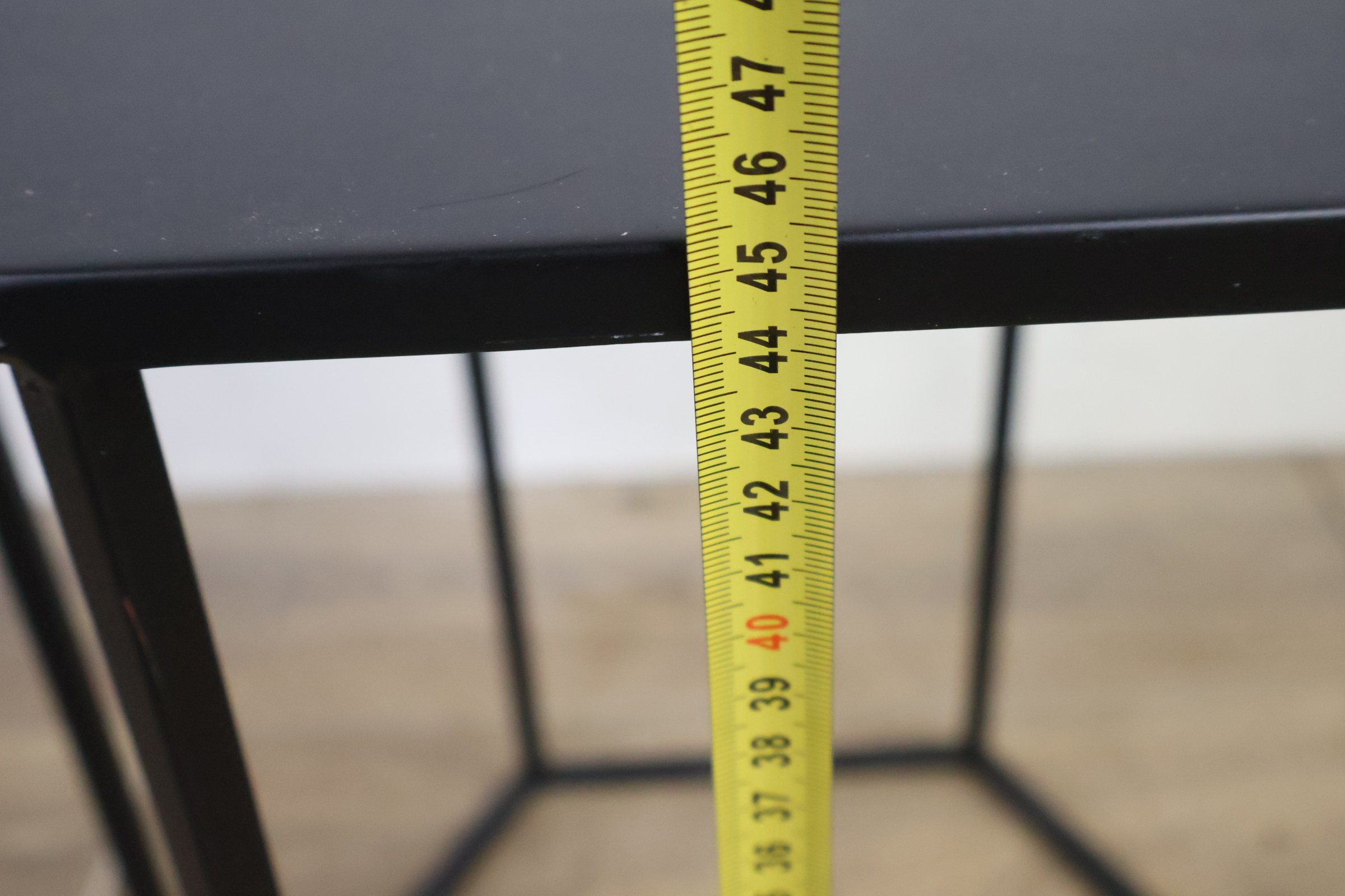 Zeshoekige zwarte metalen bijzettafel, plantentafel – foto 11 – kavel bij GSD Auctions, Zoeterwoude