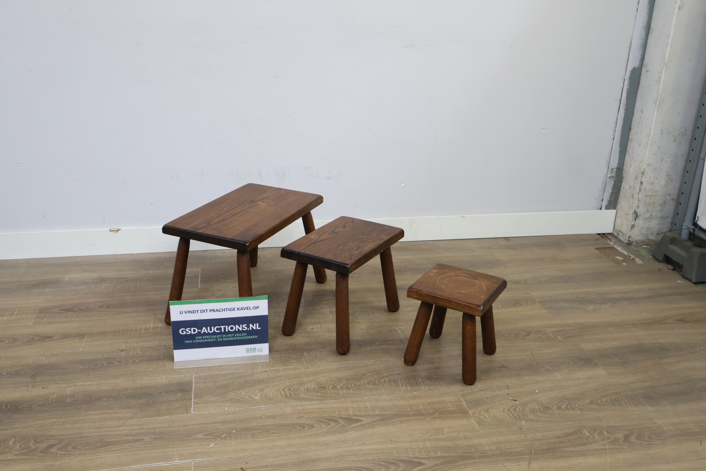Set van drie houten krukjes – foto 2 – kavel bij GSD Auctions, Zoeterwoude