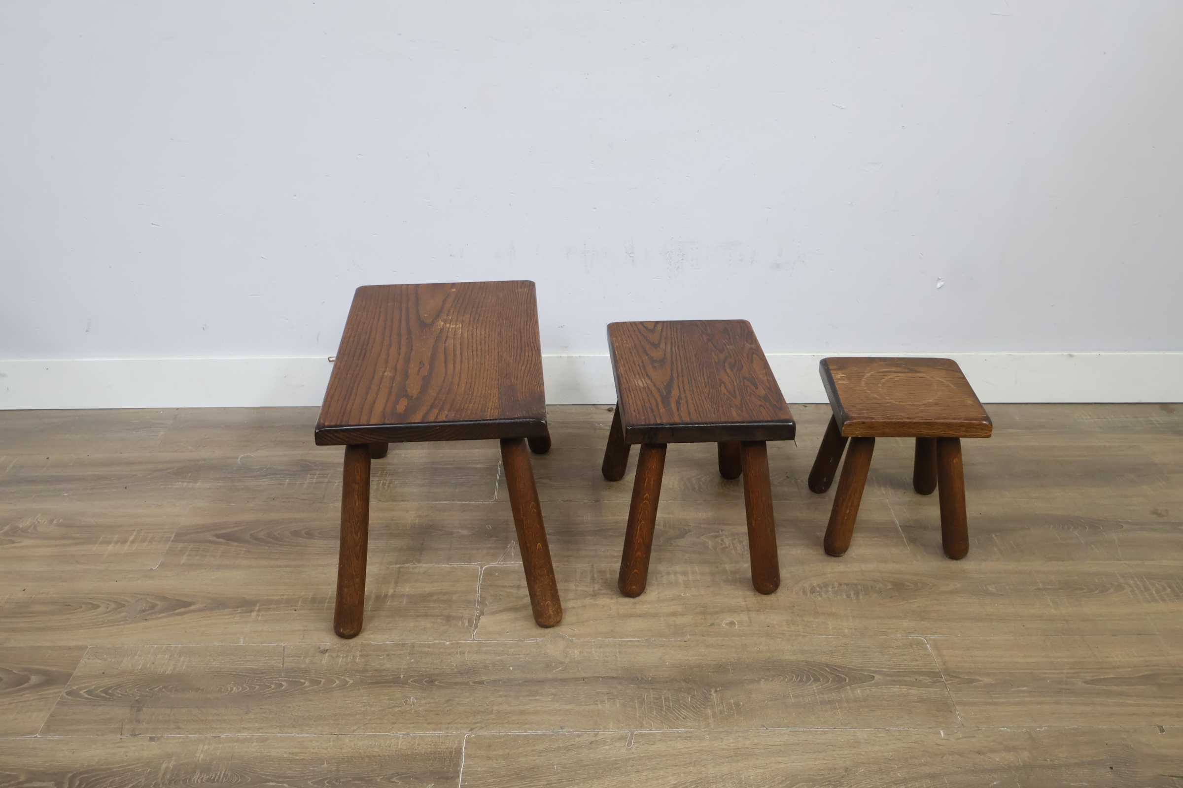 Set van drie houten krukjes – foto 3 – kavel bij GSD Auctions, Zoeterwoude