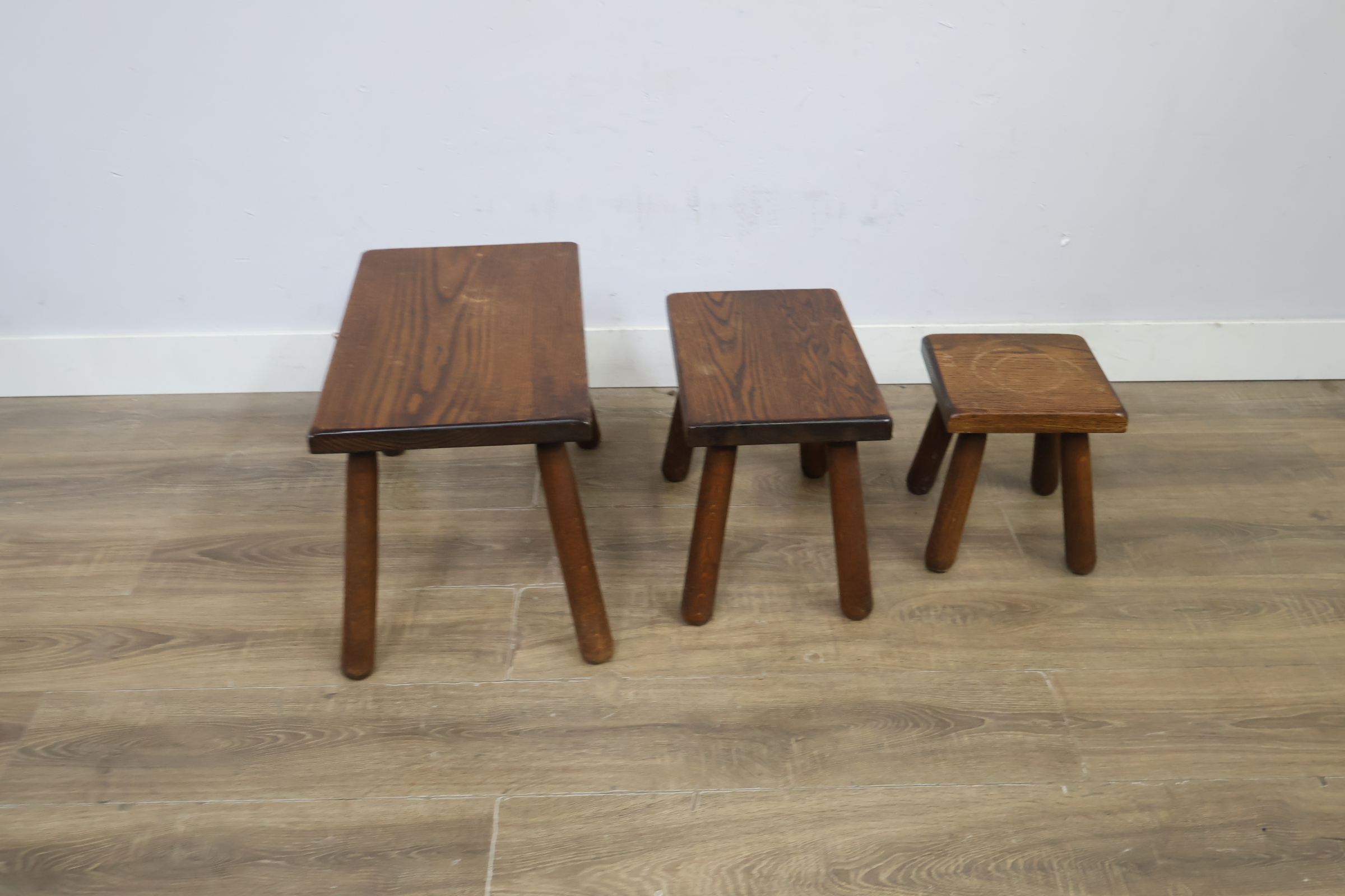 Set van drie houten krukjes – foto 4 – kavel bij GSD Auctions, Zoeterwoude