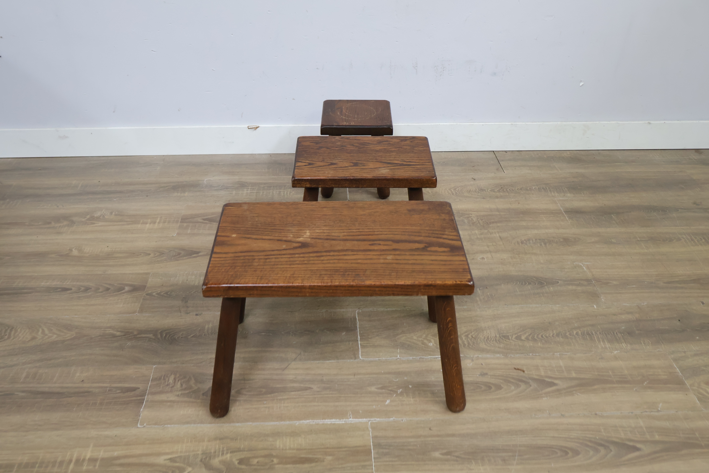 Set van drie houten krukjes – foto 6 – kavel bij GSD Auctions, Zoeterwoude