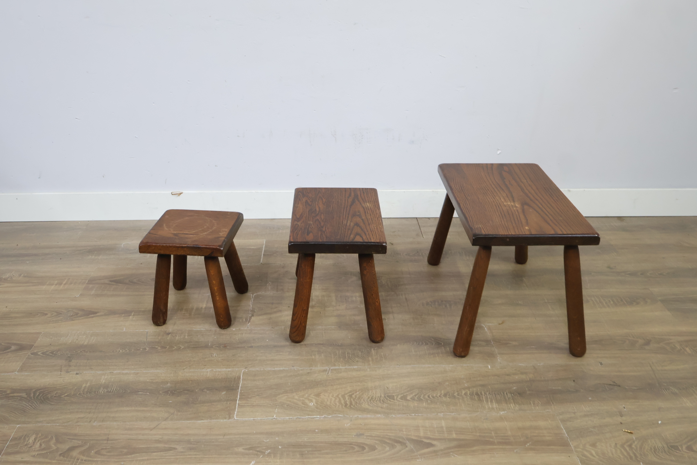 Set van drie houten krukjes – foto 7 – kavel bij GSD Auctions, Zoeterwoude