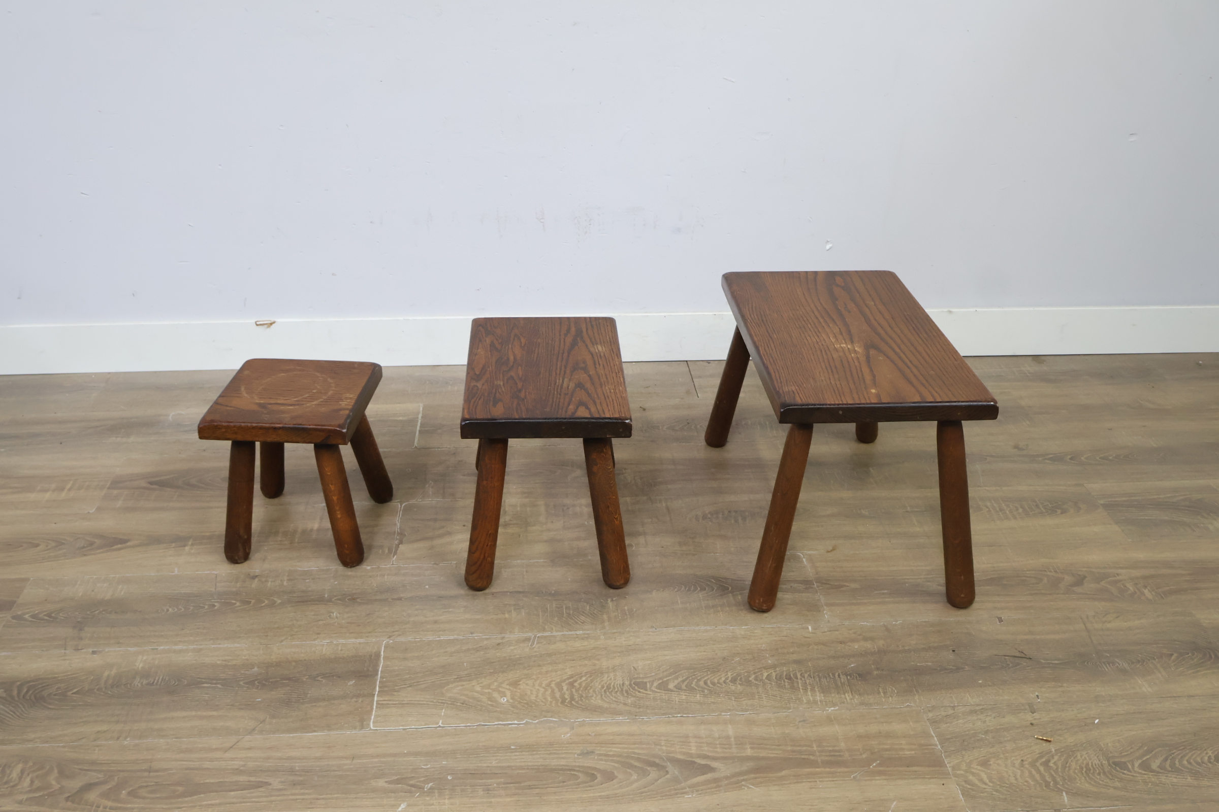 Set van drie houten krukjes – foto 8 – kavel bij GSD Auctions, Zoeterwoude