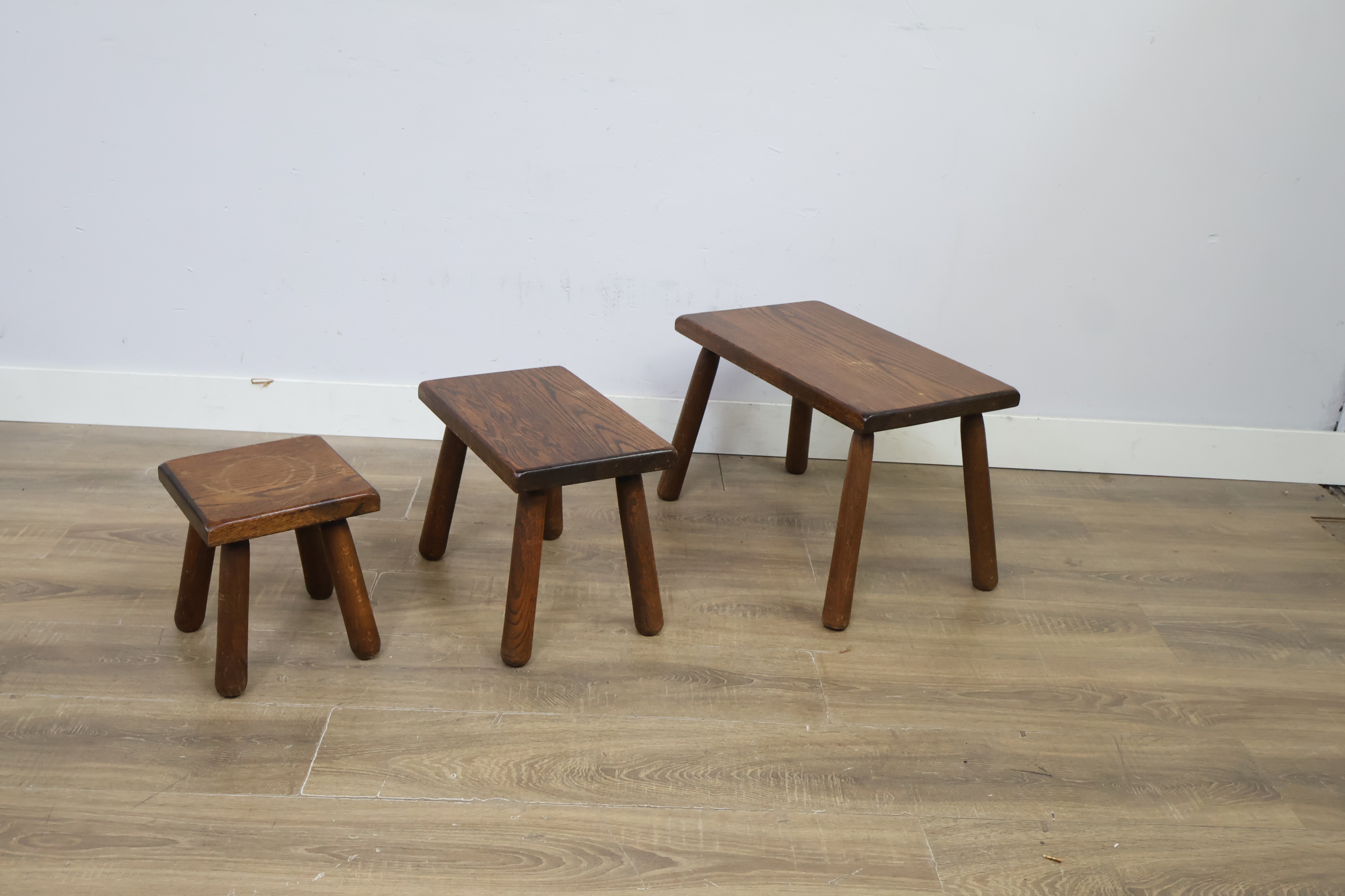 Set van drie houten krukjes – foto 9 – kavel bij GSD Auctions, Zoeterwoude
