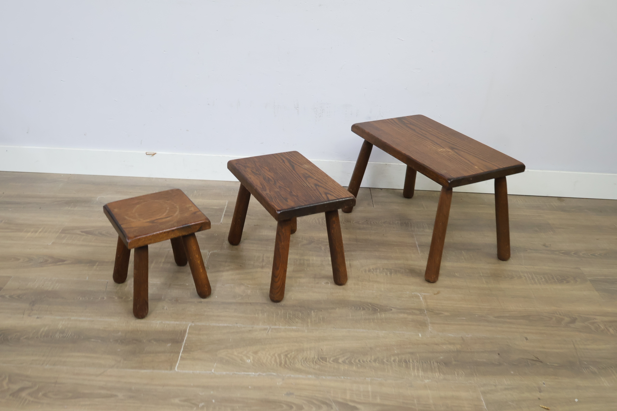 Set van drie houten krukjes – foto 10 – kavel bij GSD Auctions, Zoeterwoude