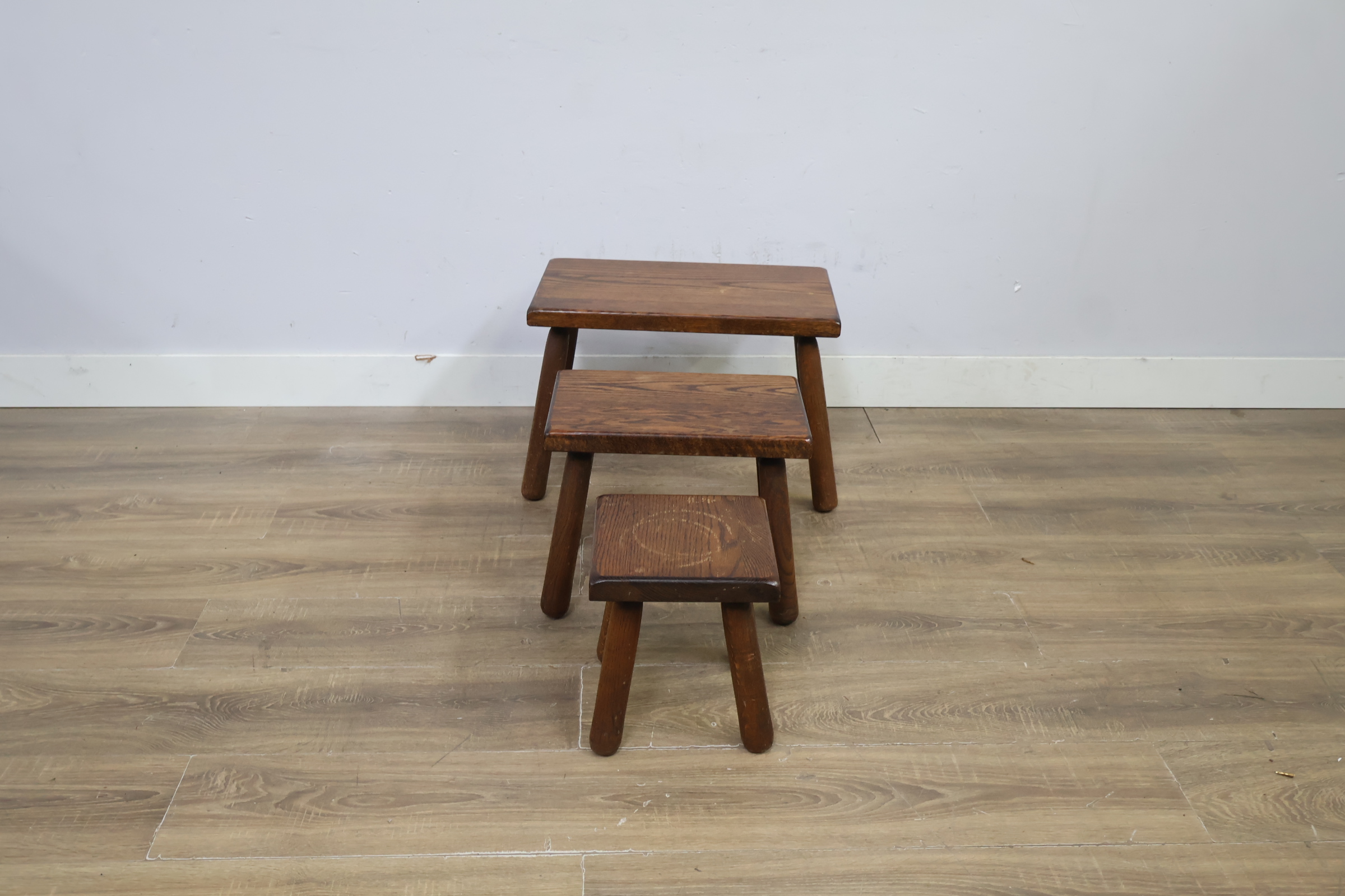 Set van drie houten krukjes – foto 11 – kavel bij GSD Auctions, Zoeterwoude