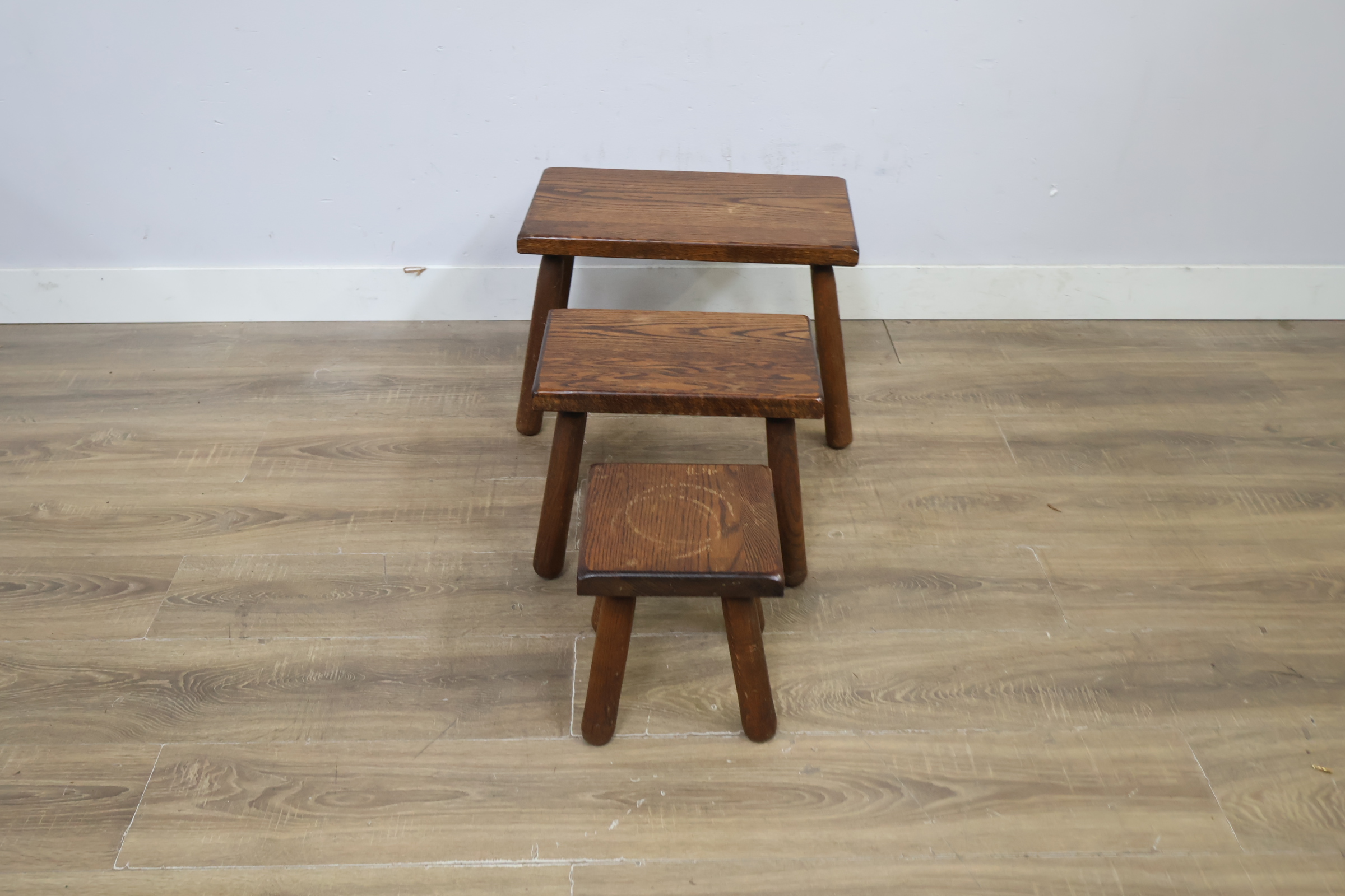 Set van drie houten krukjes – foto 12 – kavel bij GSD Auctions, Zoeterwoude
