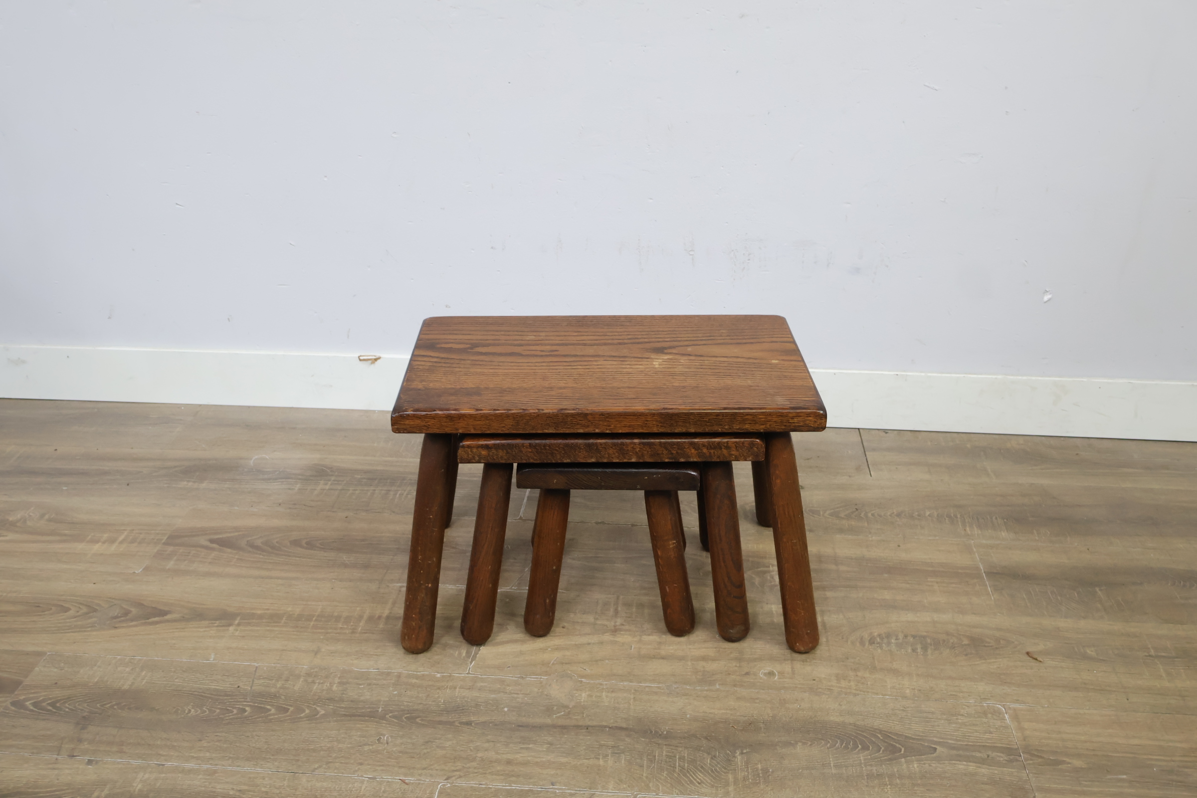Set van drie houten krukjes – foto 22 – kavel bij GSD Auctions, Zoeterwoude