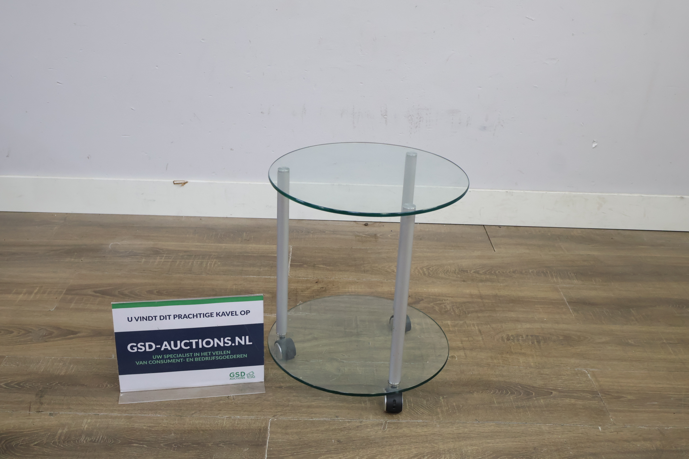 Rond glazen bijzettafeltje met wieltjes – foto 2 – kavel bij GSD Auctions, Zoeterwoude