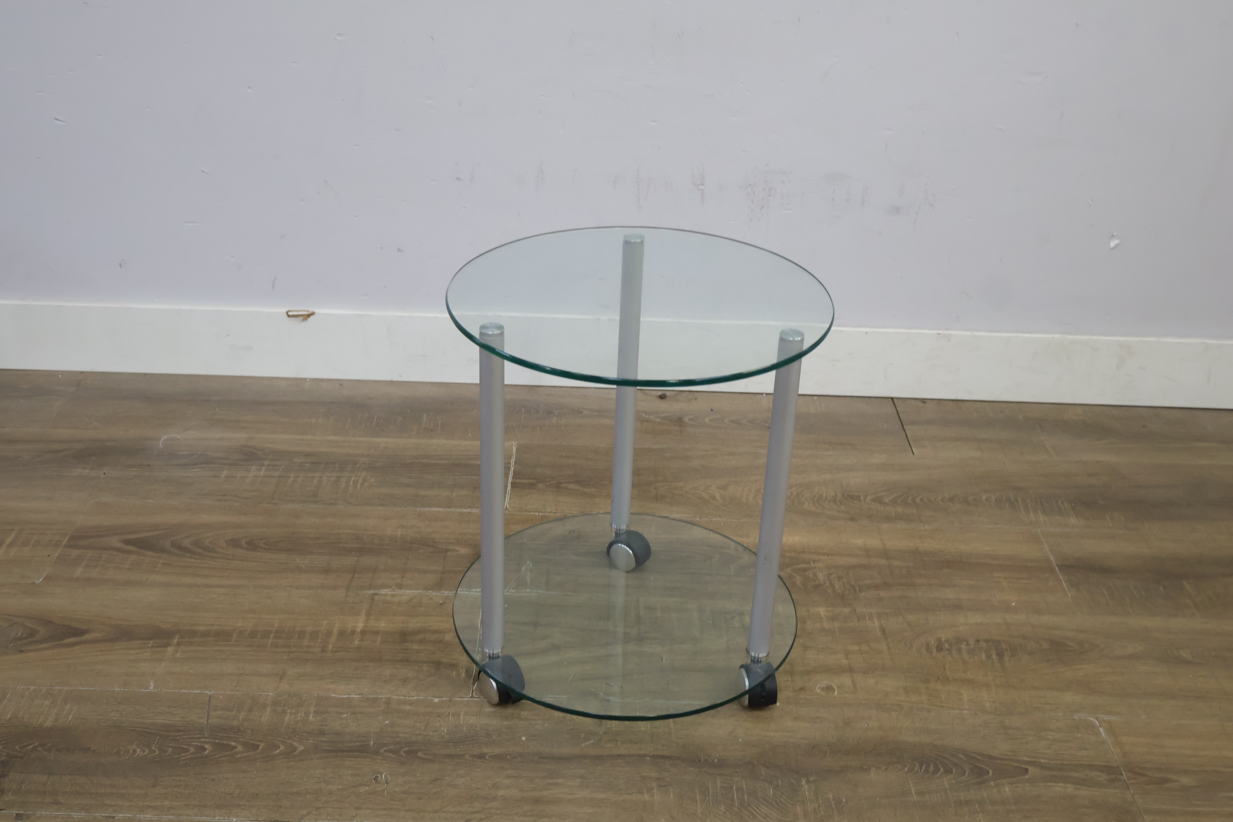 Rond glazen bijzettafeltje met wieltjes – foto 3 – kavel bij GSD Auctions, Zoeterwoude