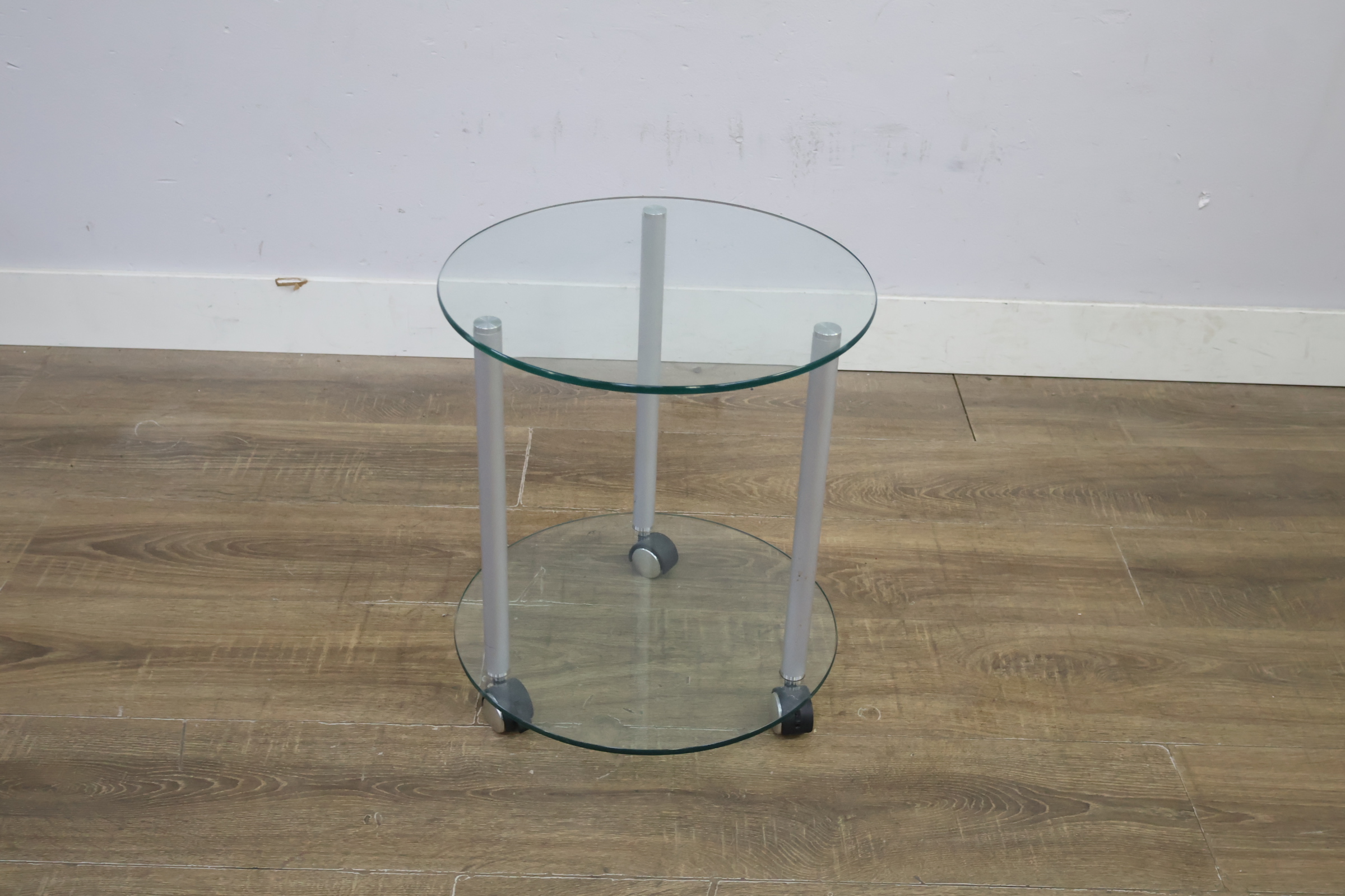 Rond glazen bijzettafeltje met wieltjes – foto 4 – kavel bij GSD Auctions, Zoeterwoude