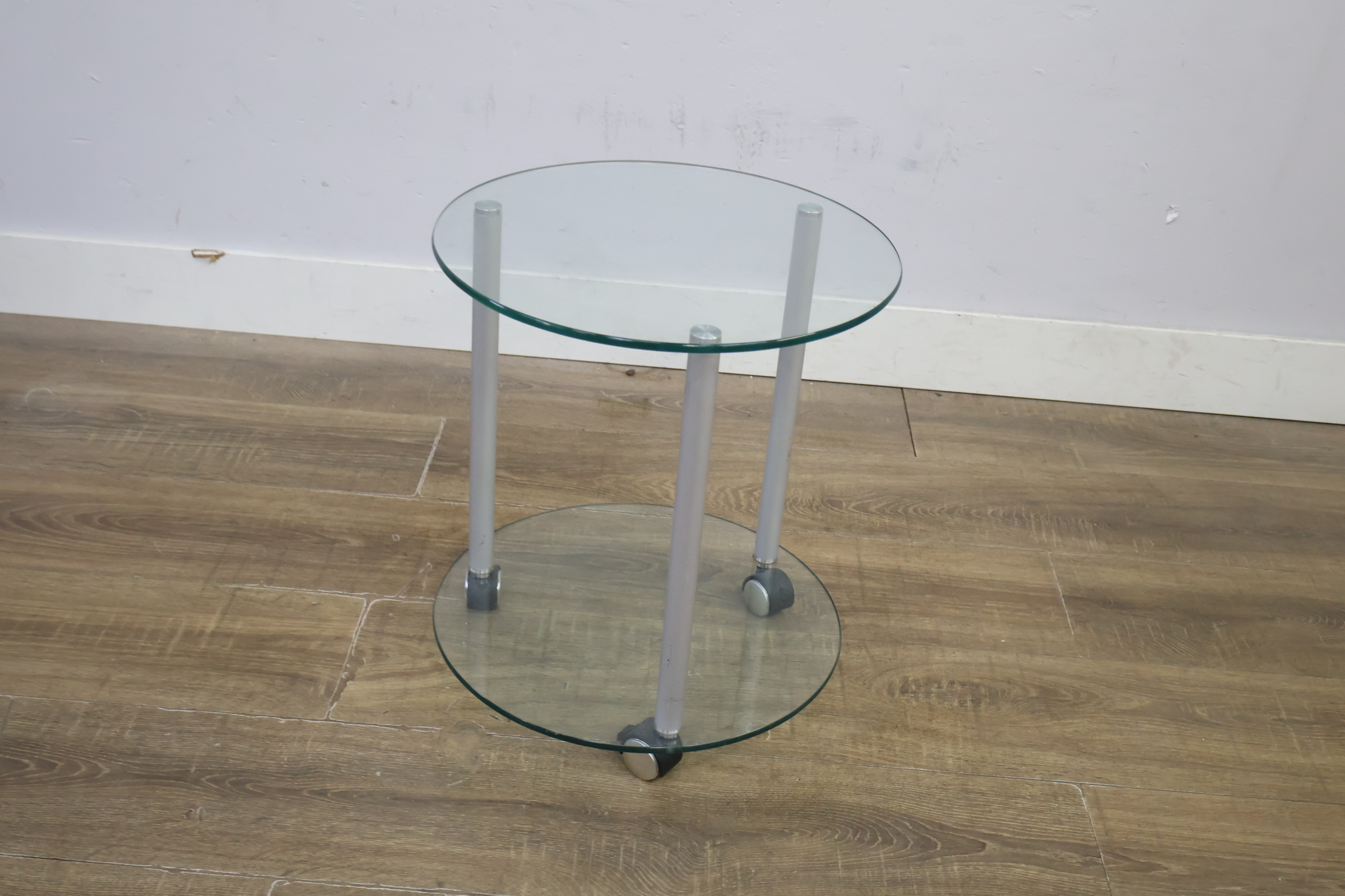 Rond glazen bijzettafeltje met wieltjes – foto 5 – kavel bij GSD Auctions, Zoeterwoude
