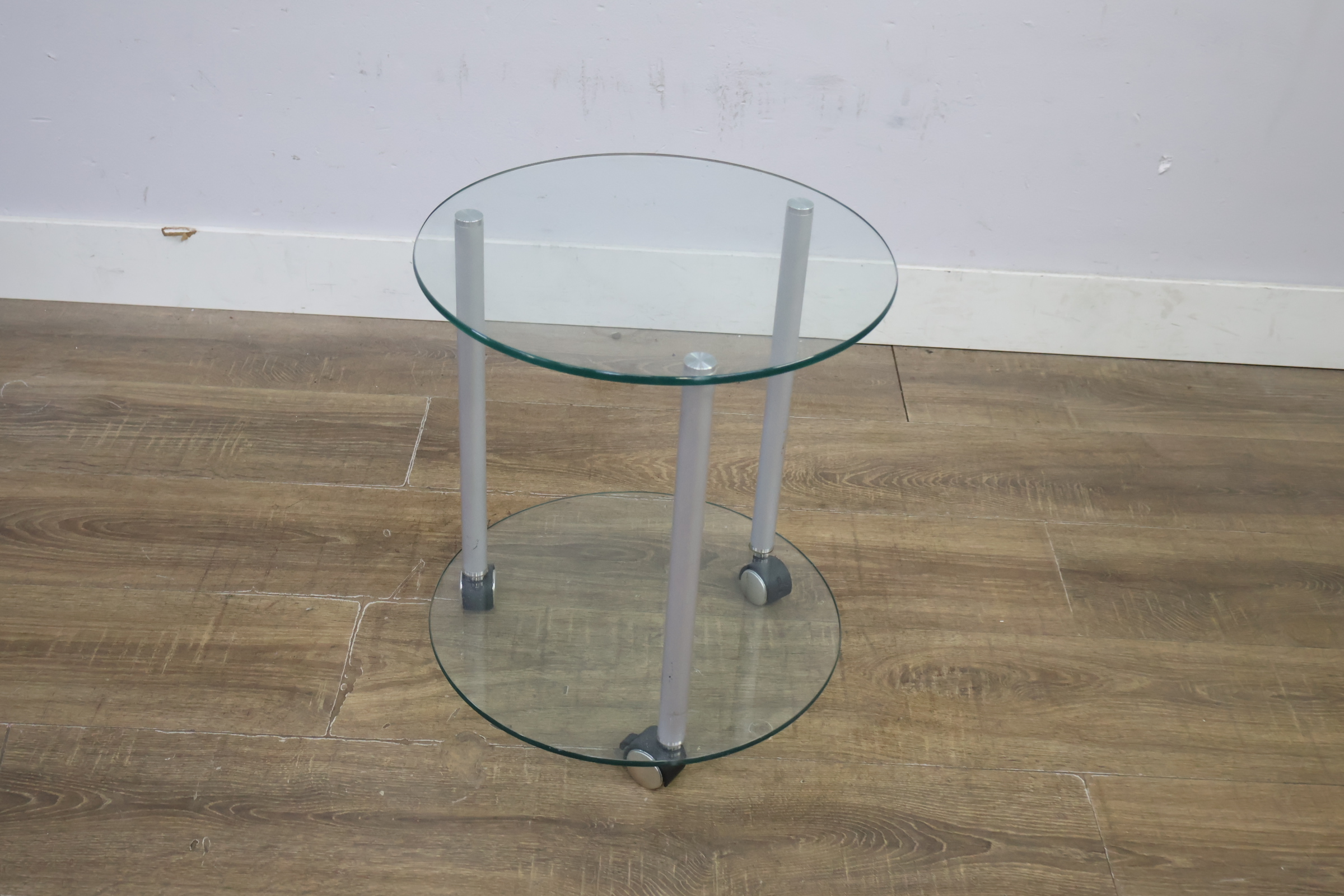 Rond glazen bijzettafeltje met wieltjes – foto 6 – kavel bij GSD Auctions, Zoeterwoude