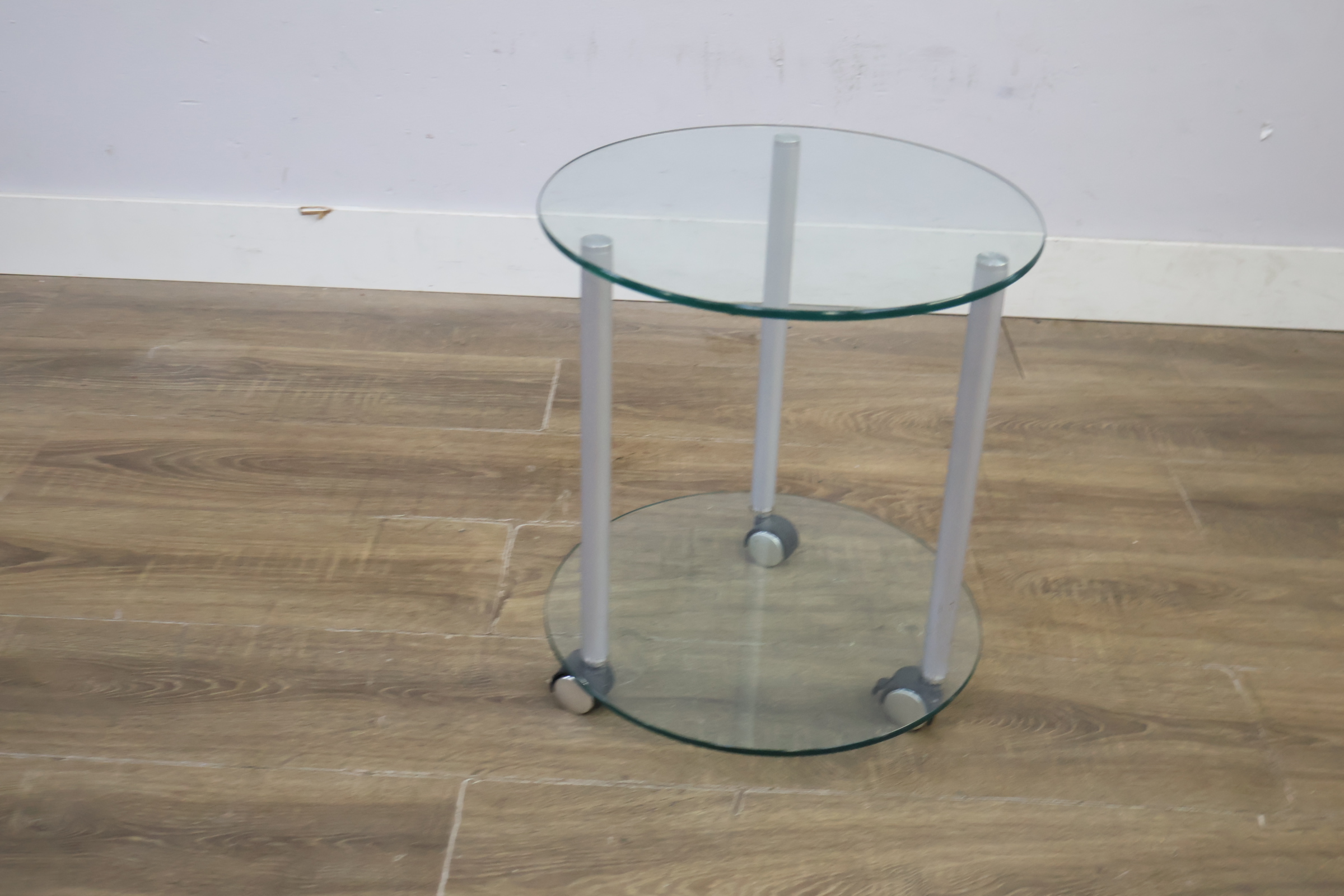 Rond glazen bijzettafeltje met wieltjes – foto 7 – kavel bij GSD Auctions, Zoeterwoude