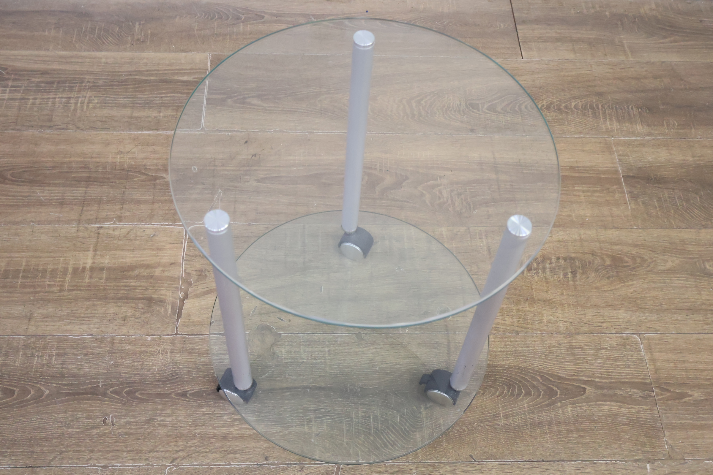 Rond glazen bijzettafeltje met wieltjes – foto 8 – kavel bij GSD Auctions, Zoeterwoude