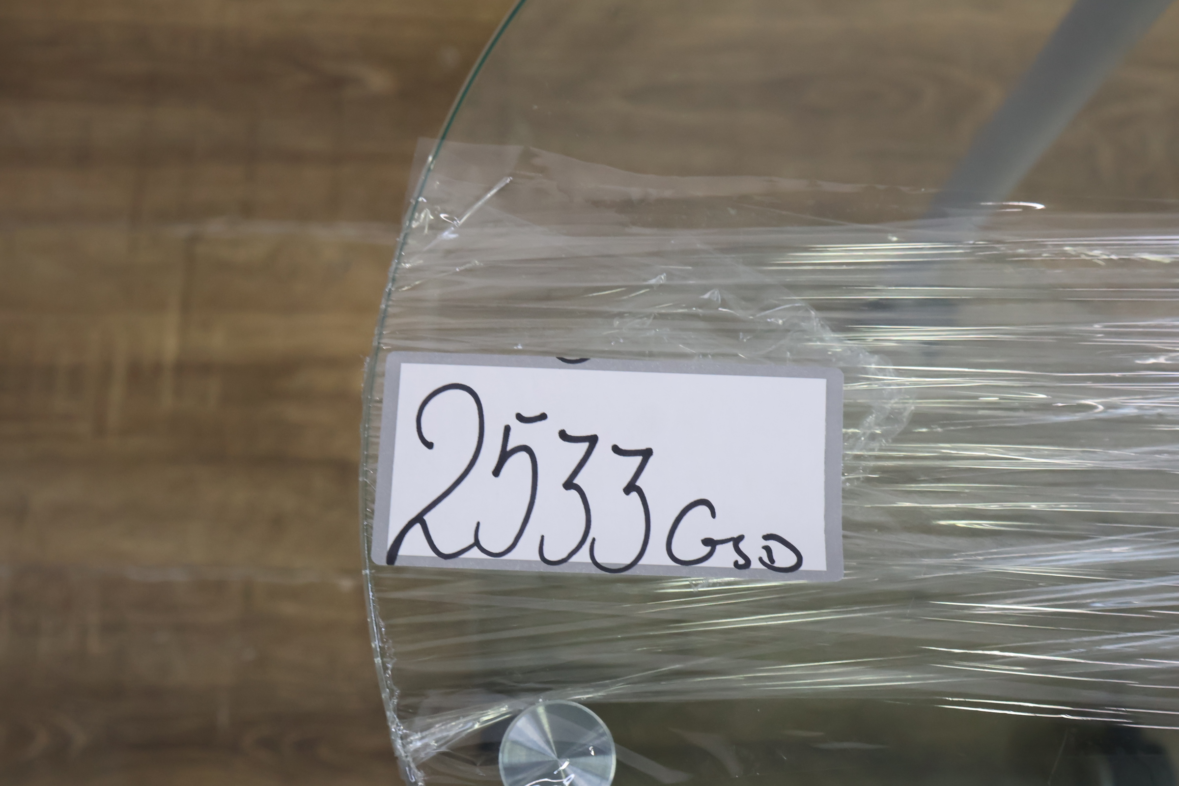Rond glazen bijzettafeltje met wieltjes – foto 13 – kavel bij GSD Auctions, Zoeterwoude