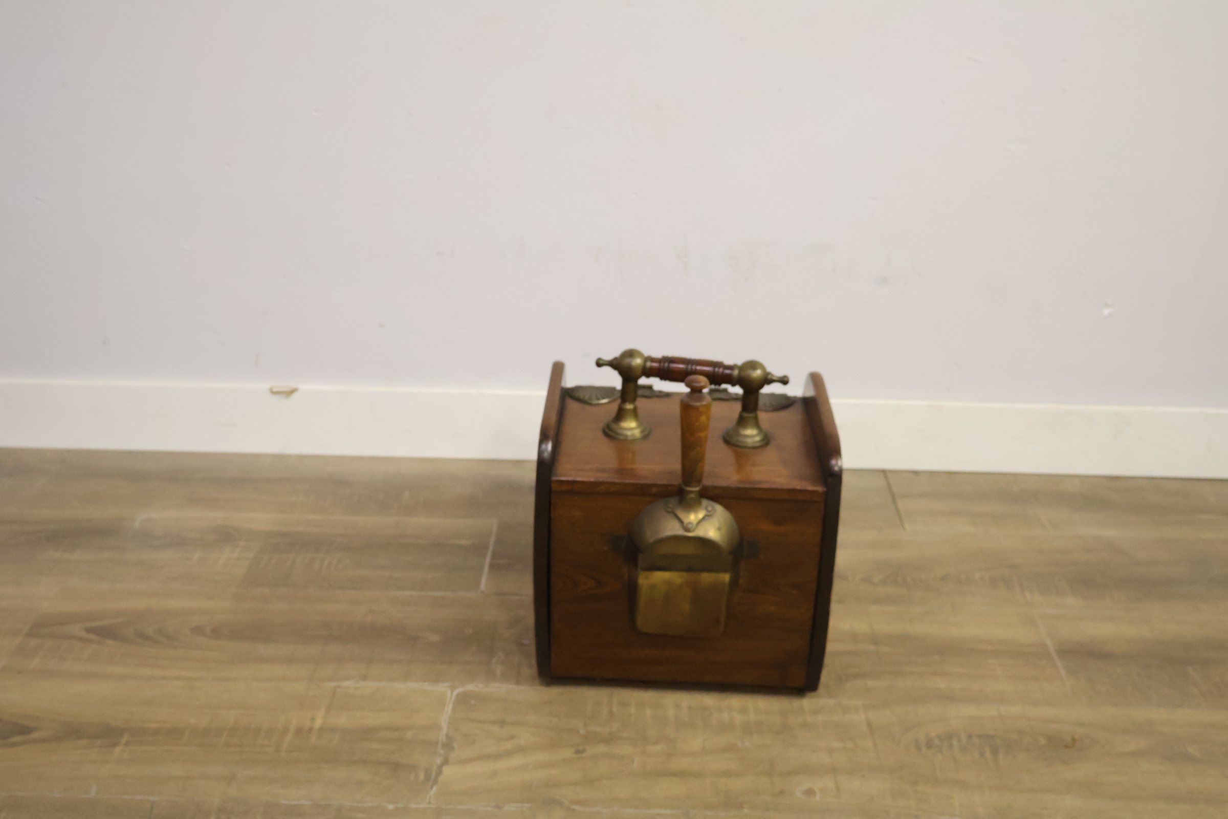 Antieke houten kolenbak – foto 5 – kavel bij GSD Auctions, Zoeterwoude