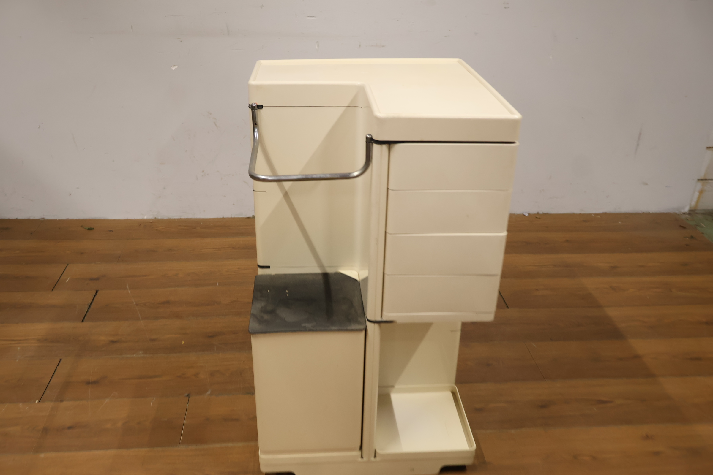 Vintage iGuzzini opbergtrolley – foto 4 – kavel bij GSD Auctions, Zoeterwoude