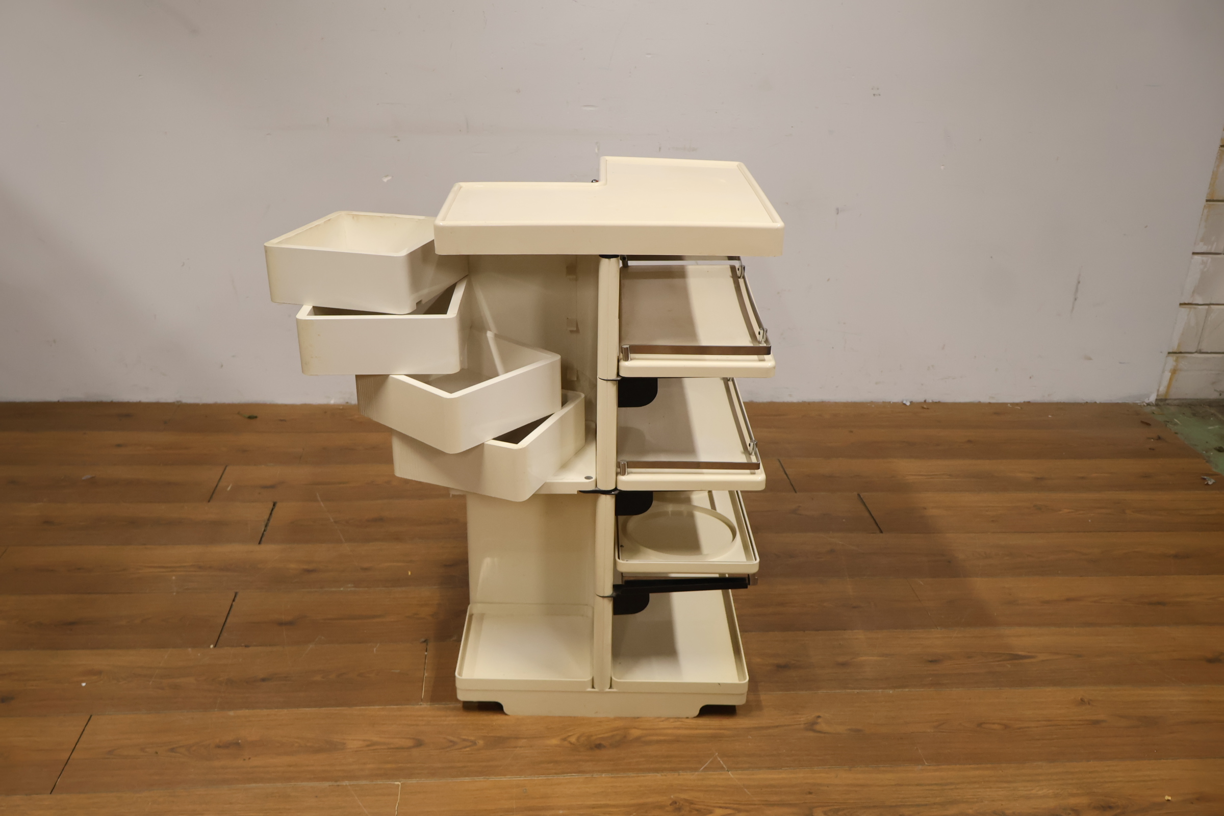 Vintage iGuzzini opbergtrolley – foto 14 – kavel bij GSD Auctions, Zoeterwoude