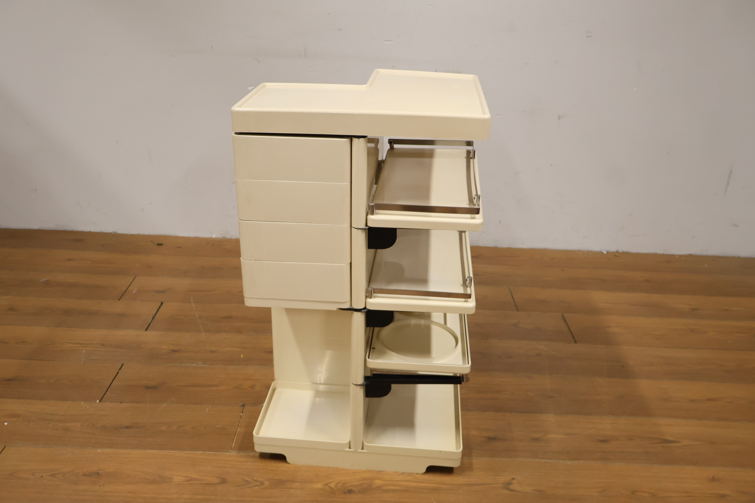Vintage iGuzzini opbergtrolley – foto 16 – kavel bij GSD Auctions, Zoeterwoude