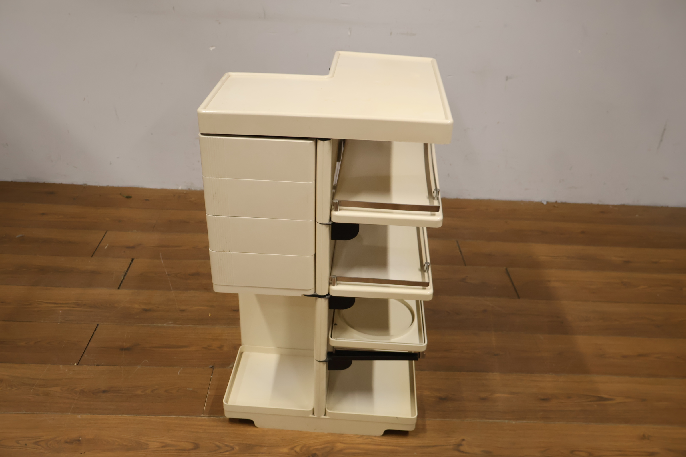 Vintage iGuzzini opbergtrolley – foto 17 – kavel bij GSD Auctions, Zoeterwoude
