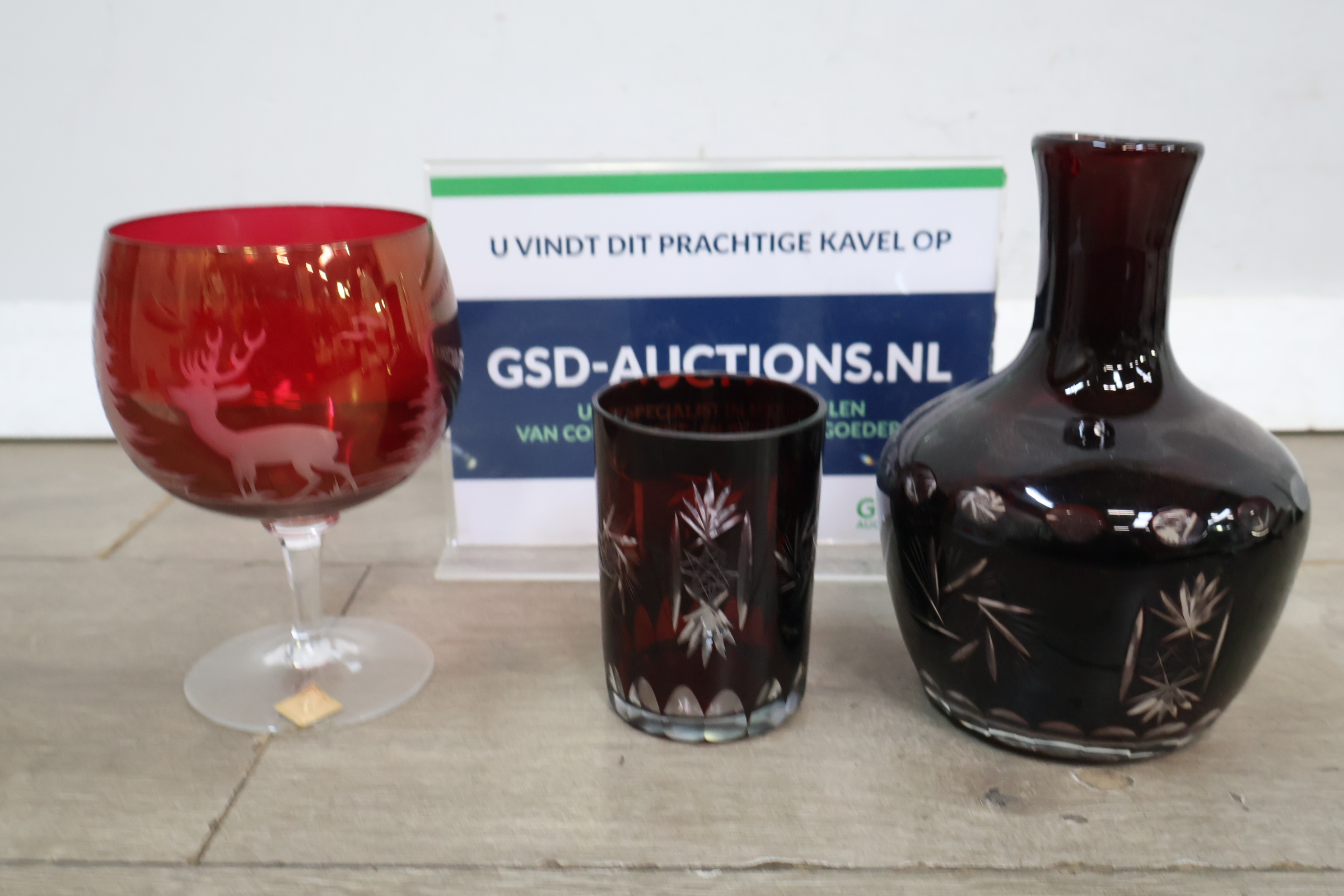 Set van rood kristallen glaswerk met gravures – foto 2 – kavel bij GSD Auctions, Zoeterwoude