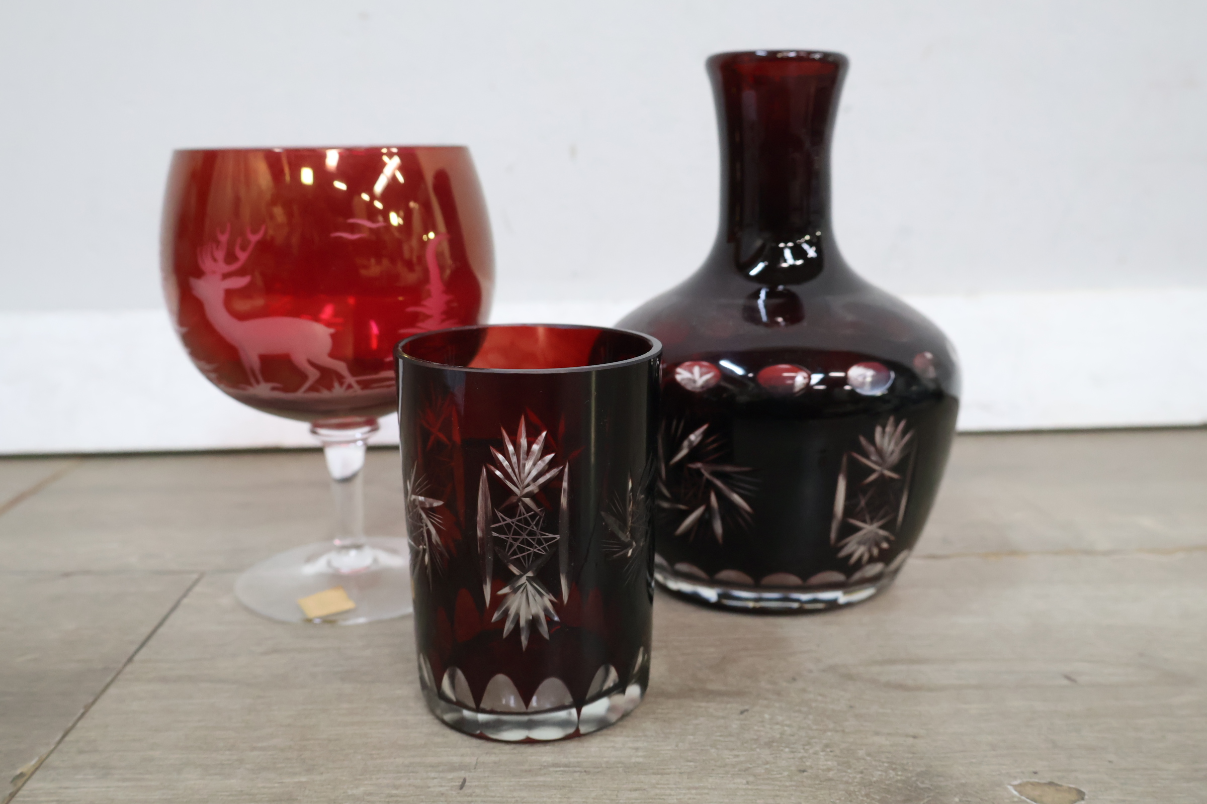 Set van rood kristallen glaswerk met gravures – foto 3 – kavel bij GSD Auctions, Zoeterwoude
