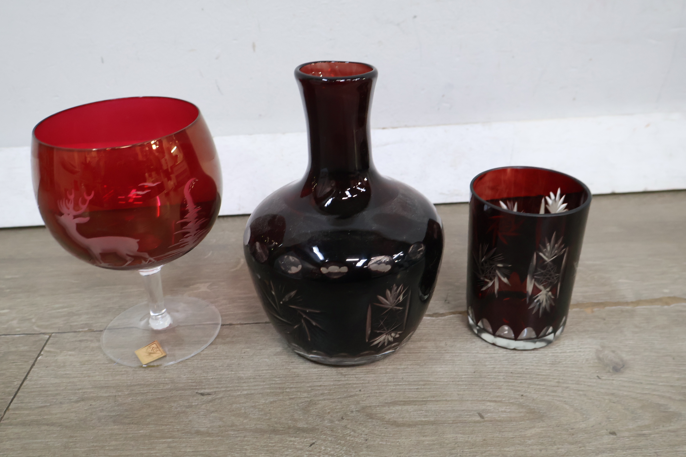 Set van rood kristallen glaswerk met gravures – foto 4 – kavel bij GSD Auctions, Zoeterwoude