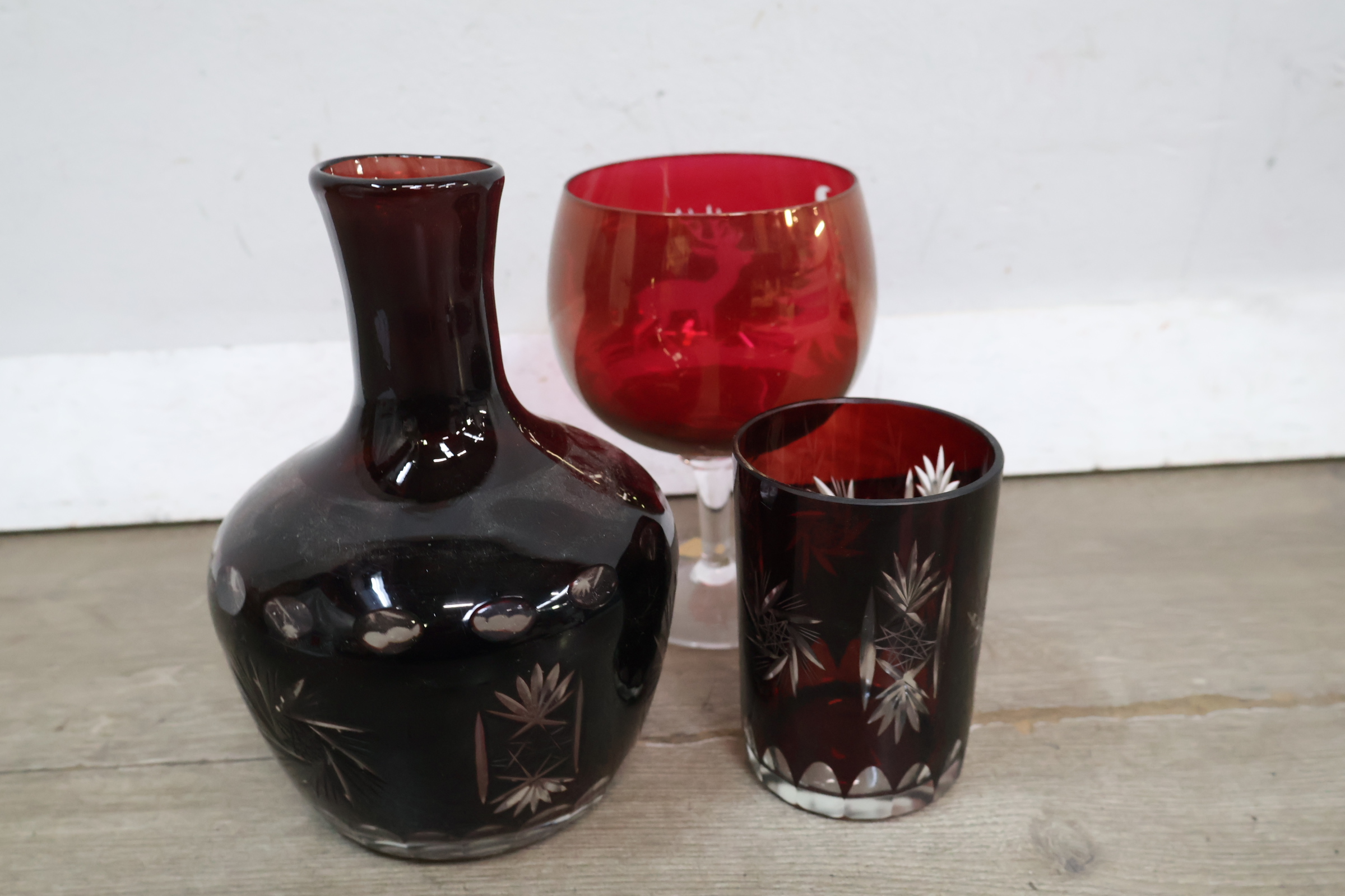 Set van rood kristallen glaswerk met gravures – foto 5 – kavel bij GSD Auctions, Zoeterwoude