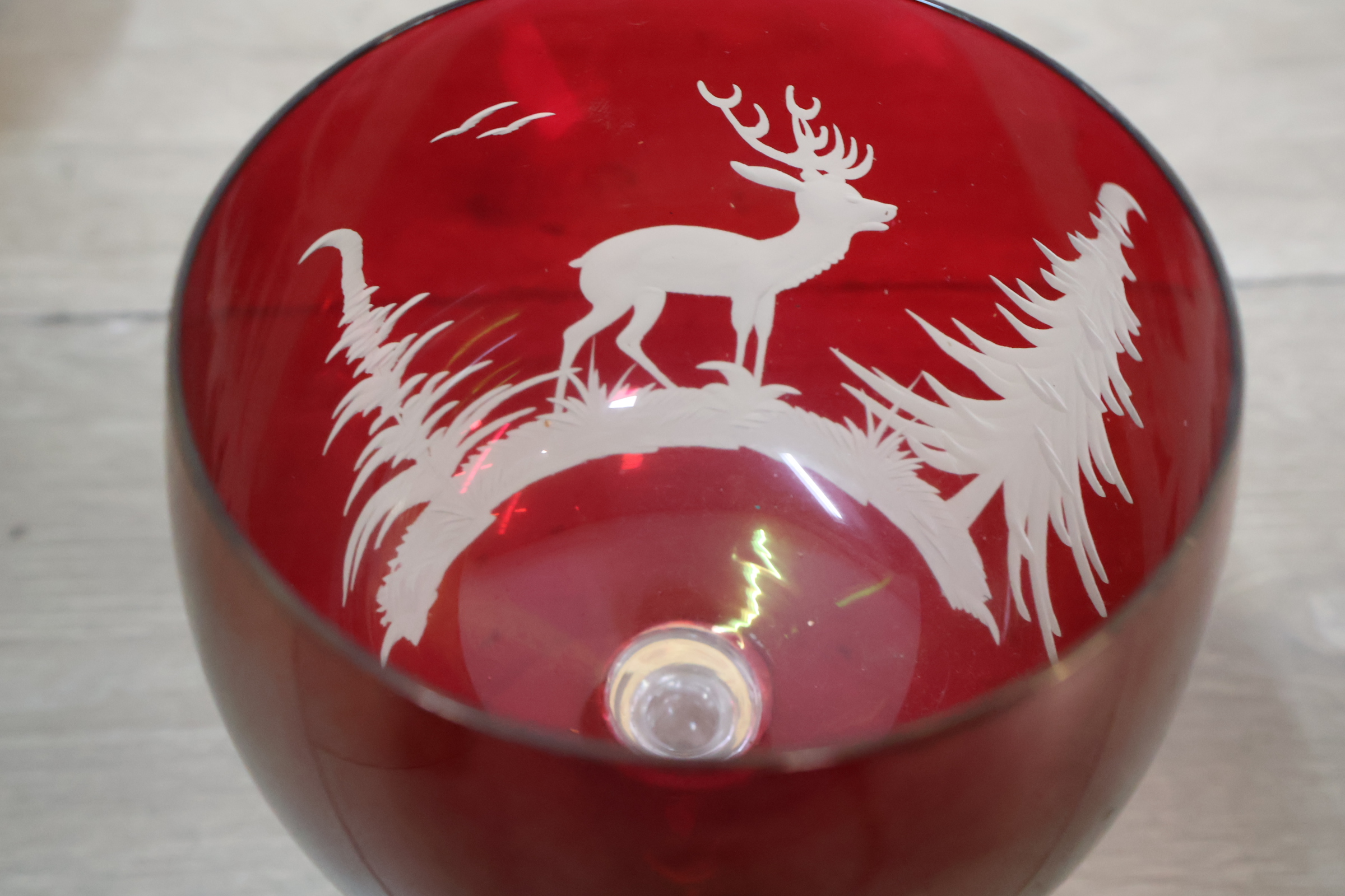 Set van rood kristallen glaswerk met gravures – foto 7 – kavel bij GSD Auctions, Zoeterwoude