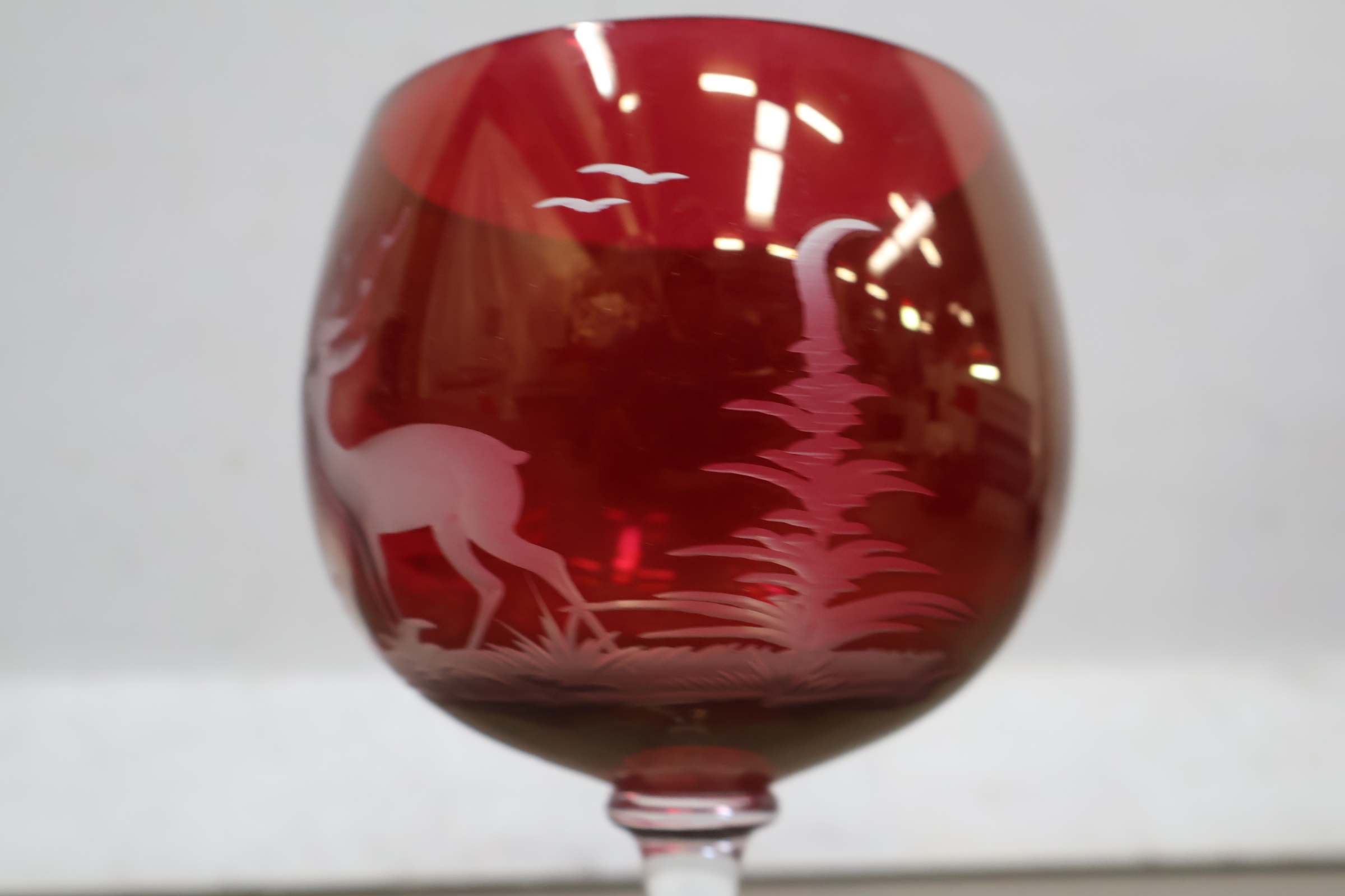 Set van rood kristallen glaswerk met gravures – foto 8 – kavel bij GSD Auctions, Zoeterwoude