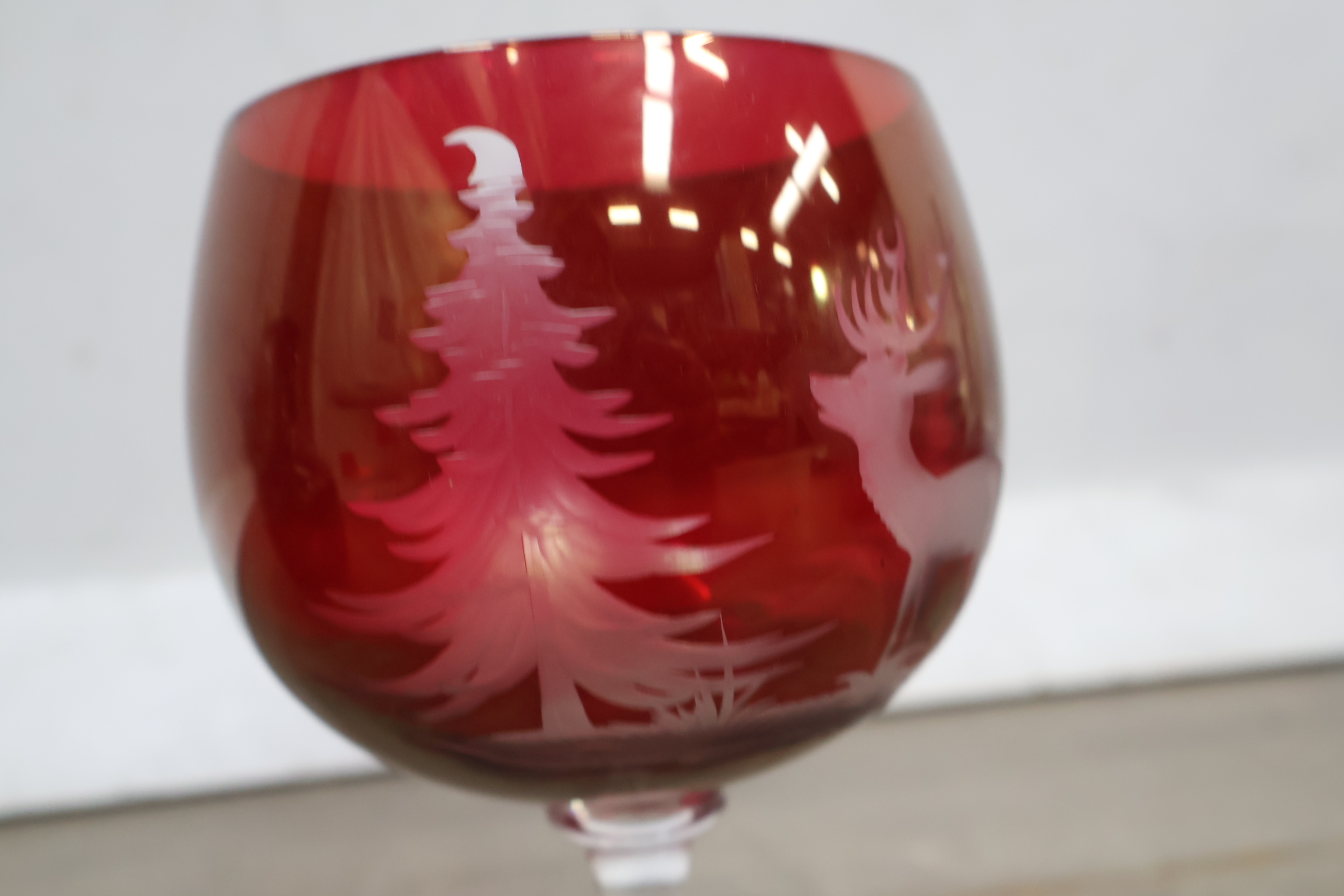 Set van rood kristallen glaswerk met gravures – foto 9 – kavel bij GSD Auctions, Zoeterwoude