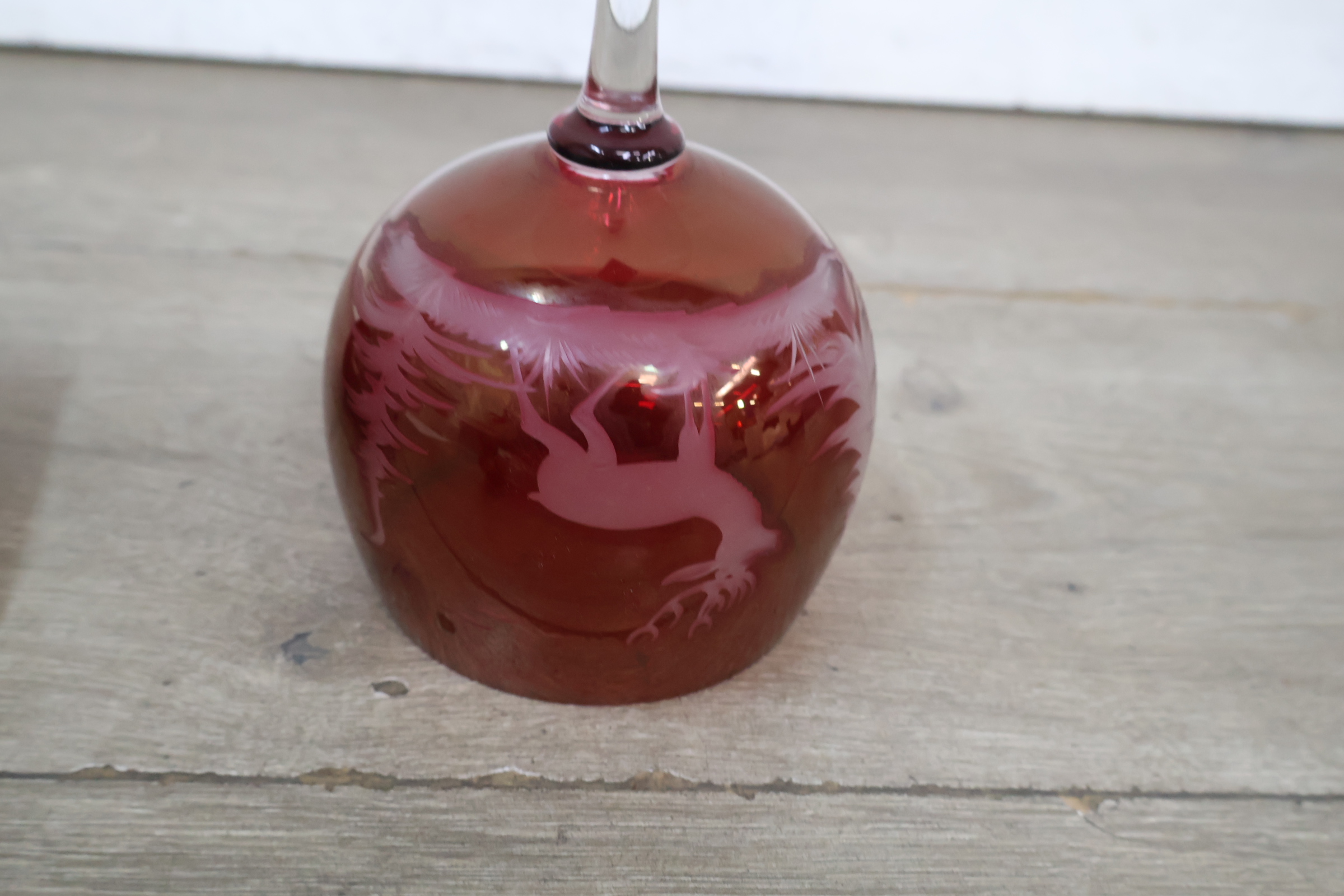 Set van rood kristallen glaswerk met gravures – foto 13 – kavel bij GSD Auctions, Zoeterwoude