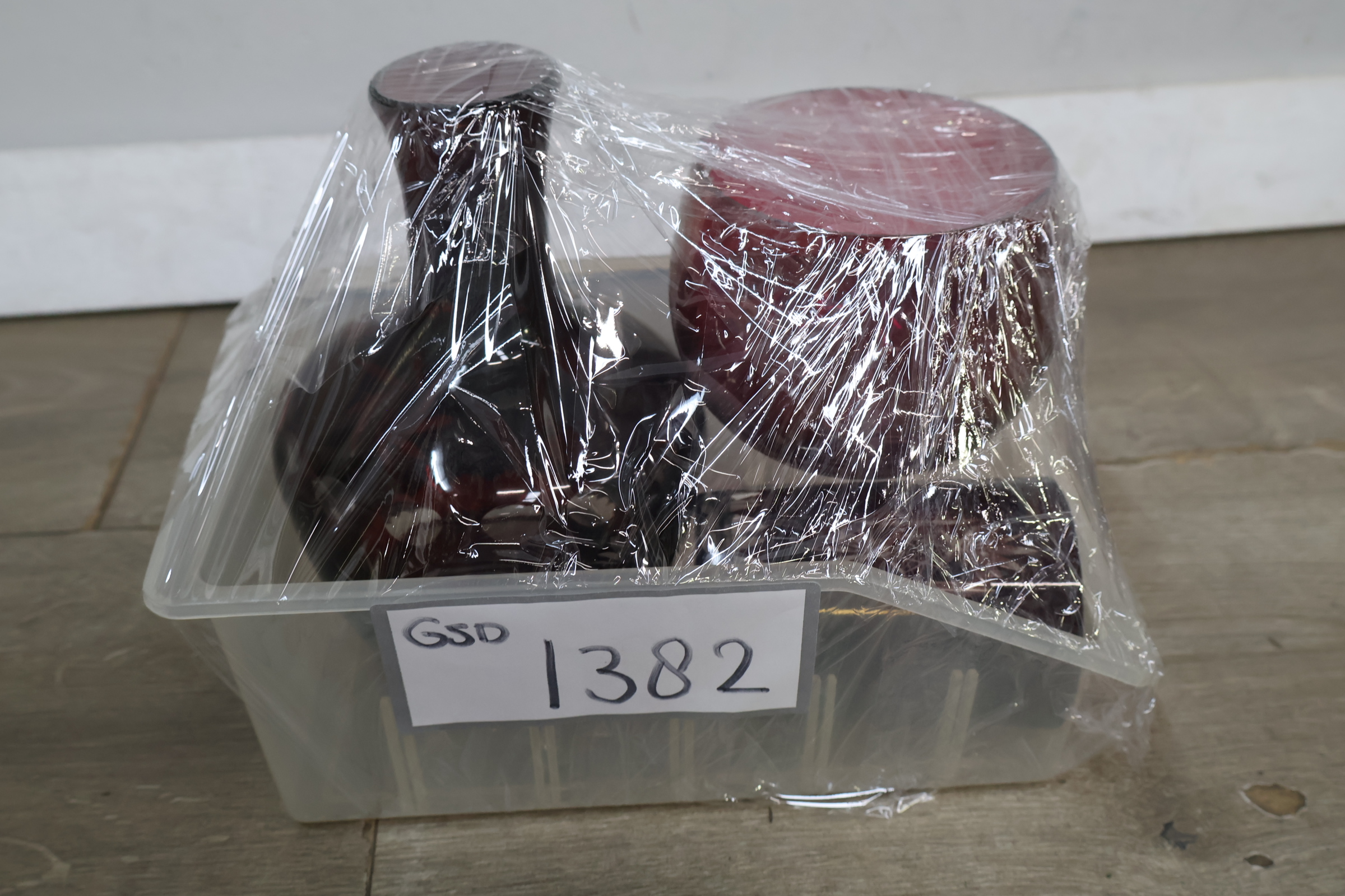 Set van rood kristallen glaswerk met gravures – foto 17 – kavel bij GSD Auctions, Zoeterwoude