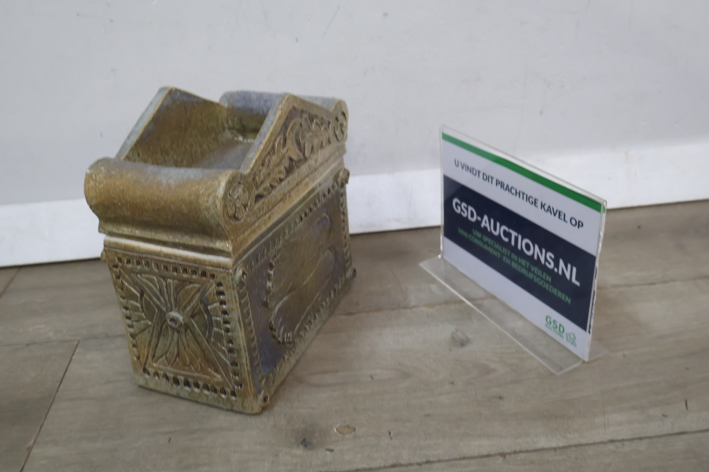 Kleine decoratieve keramieken kist – foto 2 – kavel bij GSD Auctions, Zoeterwoude