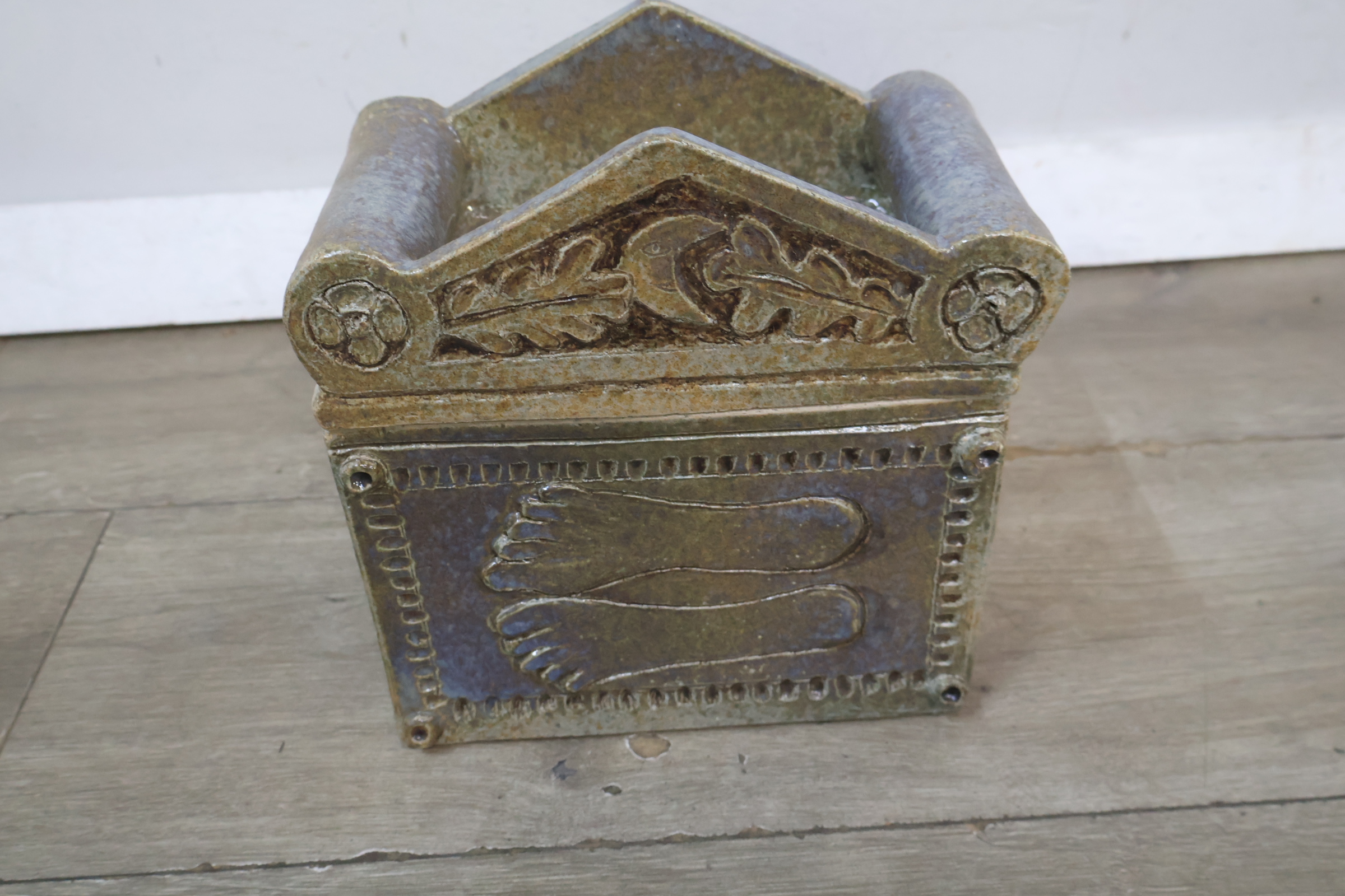 Kleine decoratieve keramieken kist – foto 3 – kavel bij GSD Auctions, Zoeterwoude