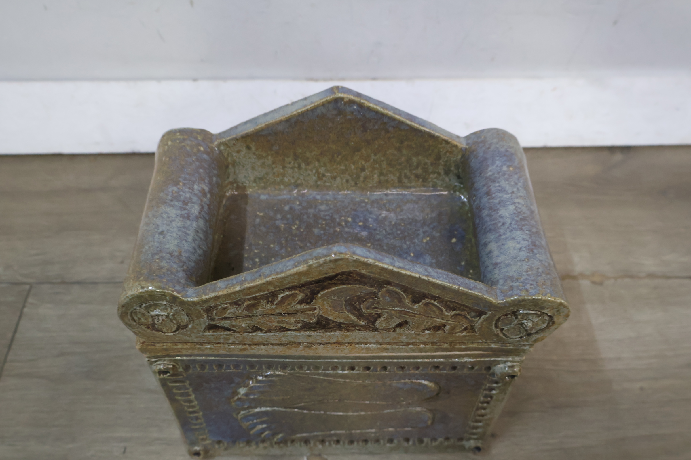 Kleine decoratieve keramieken kist – foto 4 – kavel bij GSD Auctions, Zoeterwoude