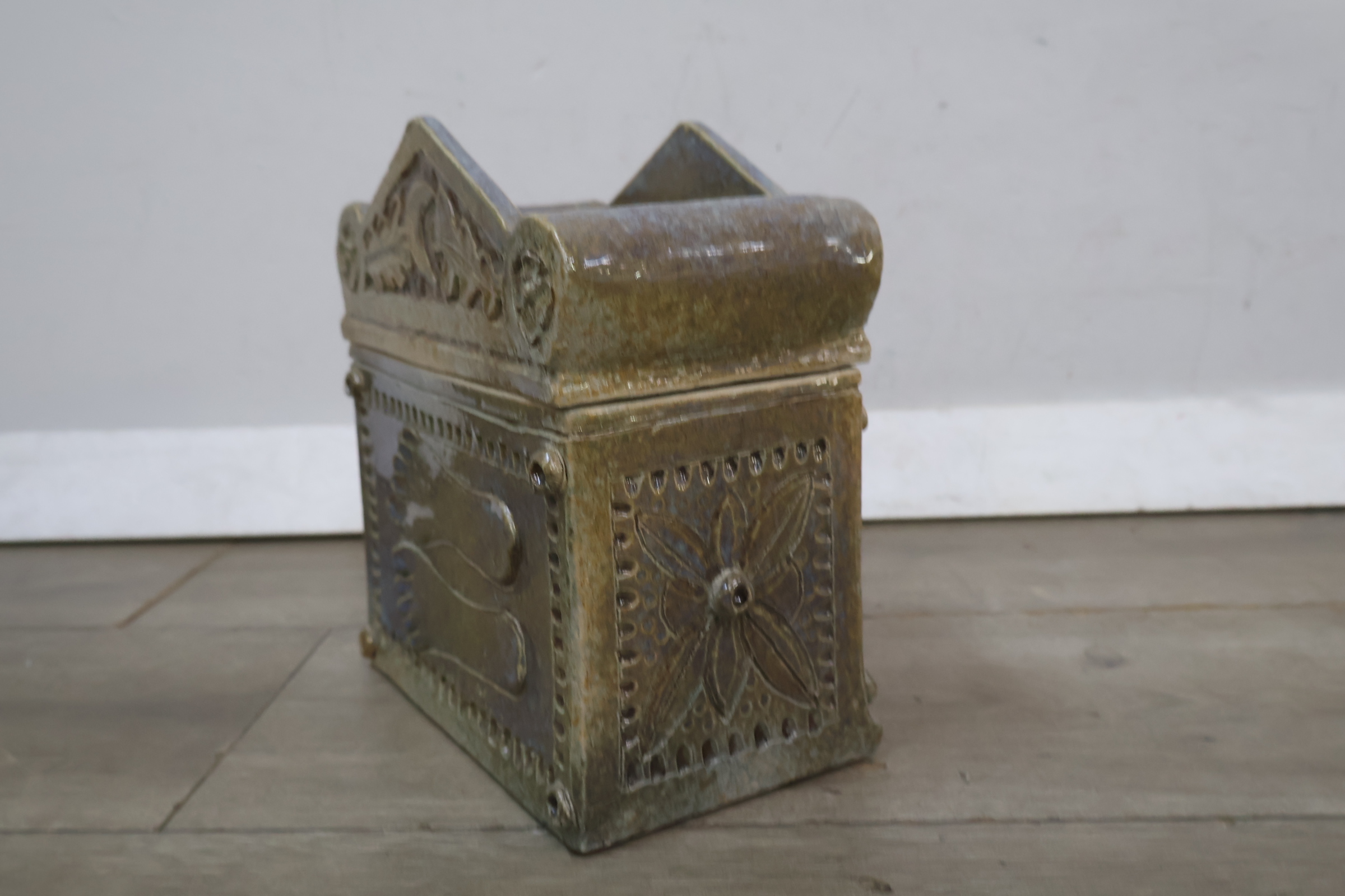 Kleine decoratieve keramieken kist – foto 5 – kavel bij GSD Auctions, Zoeterwoude