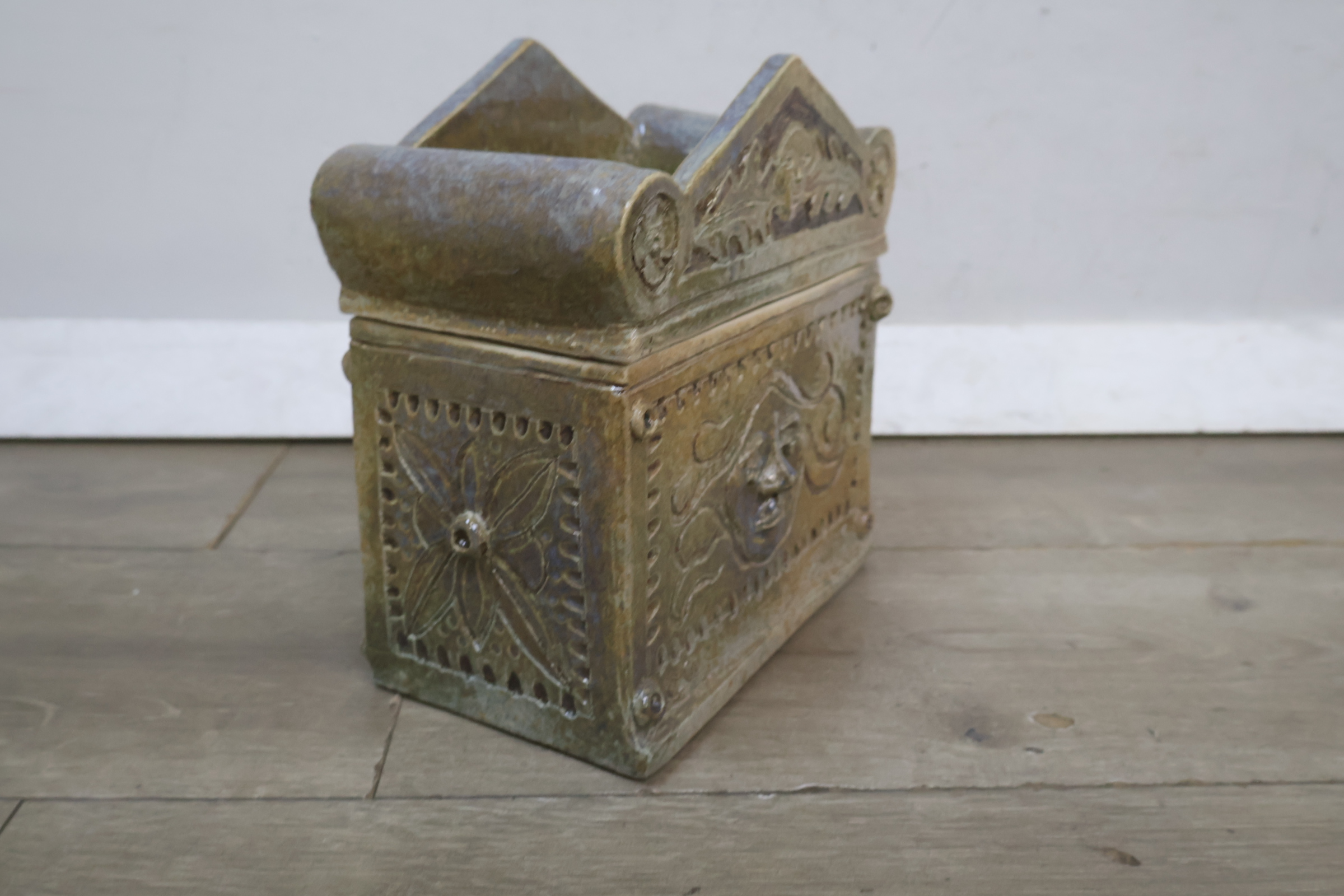Kleine decoratieve keramieken kist – foto 6 – kavel bij GSD Auctions, Zoeterwoude