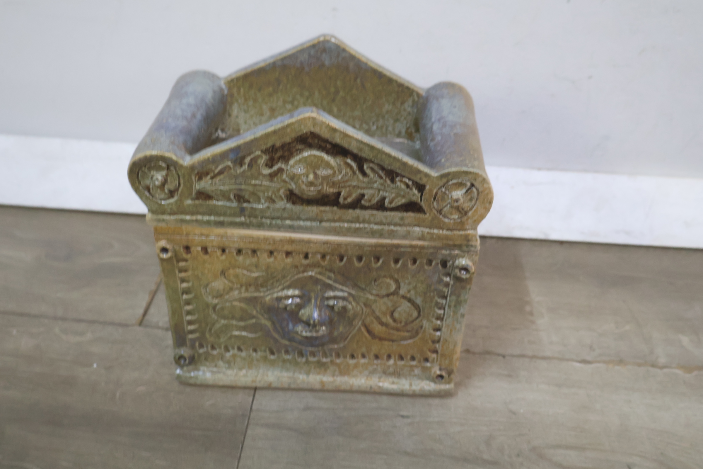 Kleine decoratieve keramieken kist – foto 7 – kavel bij GSD Auctions, Zoeterwoude