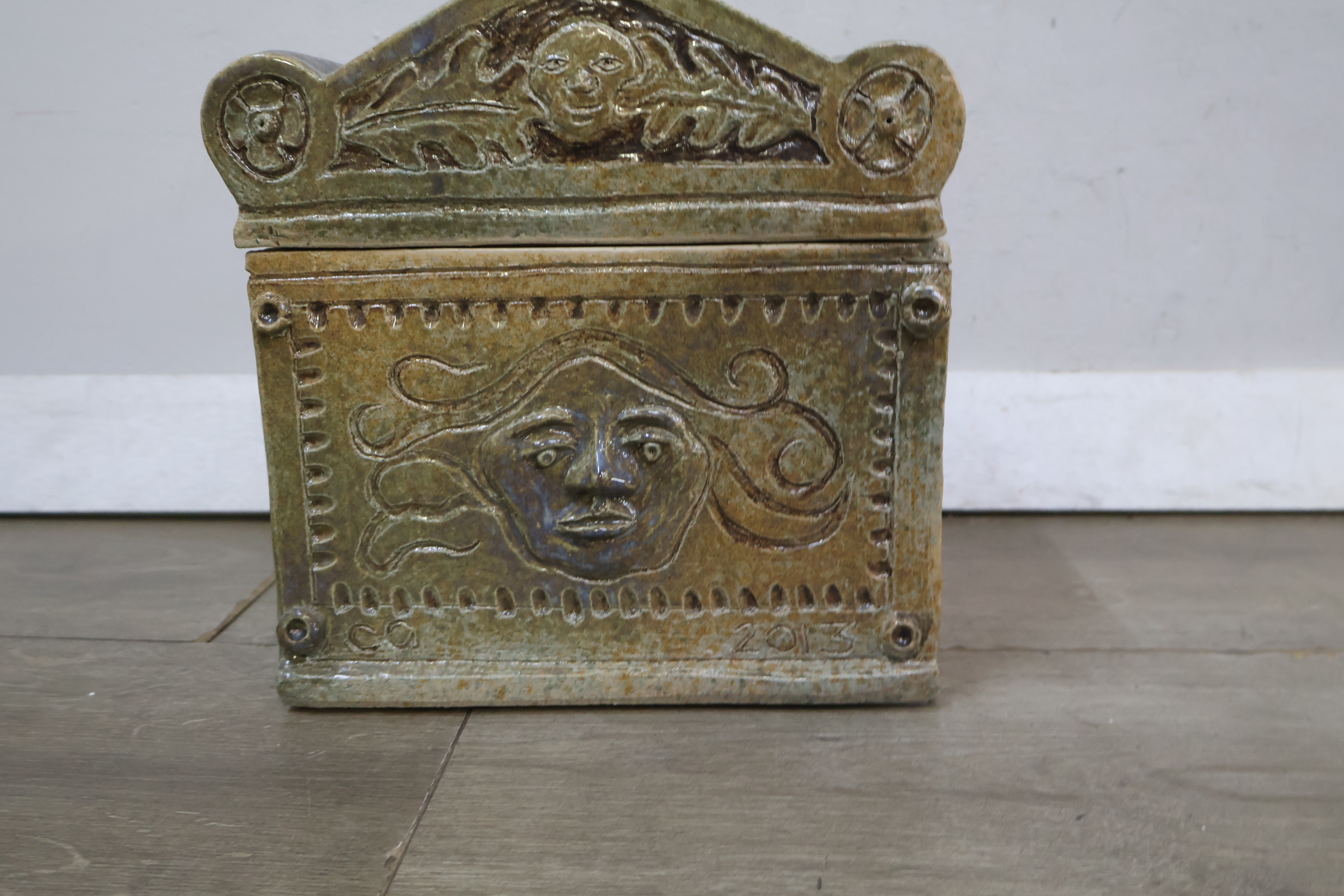 Kleine decoratieve keramieken kist – foto 8 – kavel bij GSD Auctions, Zoeterwoude