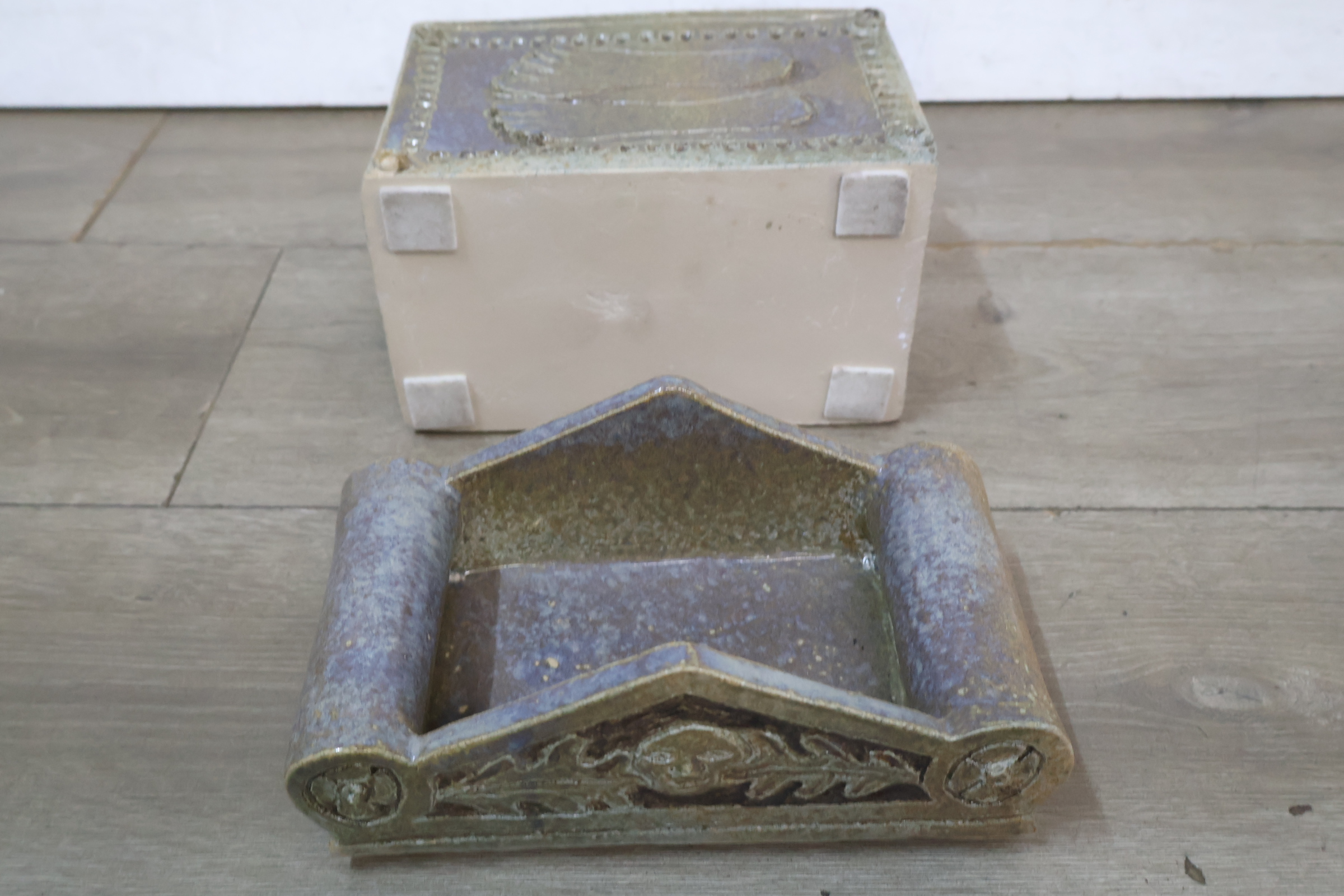 Kleine decoratieve keramieken kist – foto 11 – kavel bij GSD Auctions, Zoeterwoude