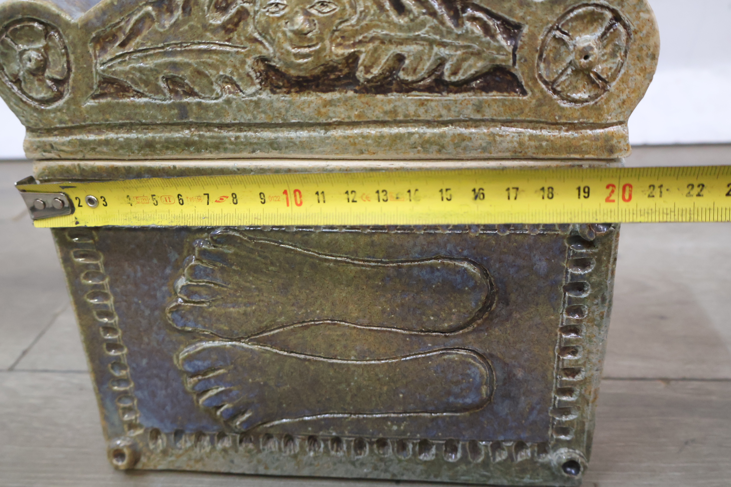 Kleine decoratieve keramieken kist – foto 14 – kavel bij GSD Auctions, Zoeterwoude