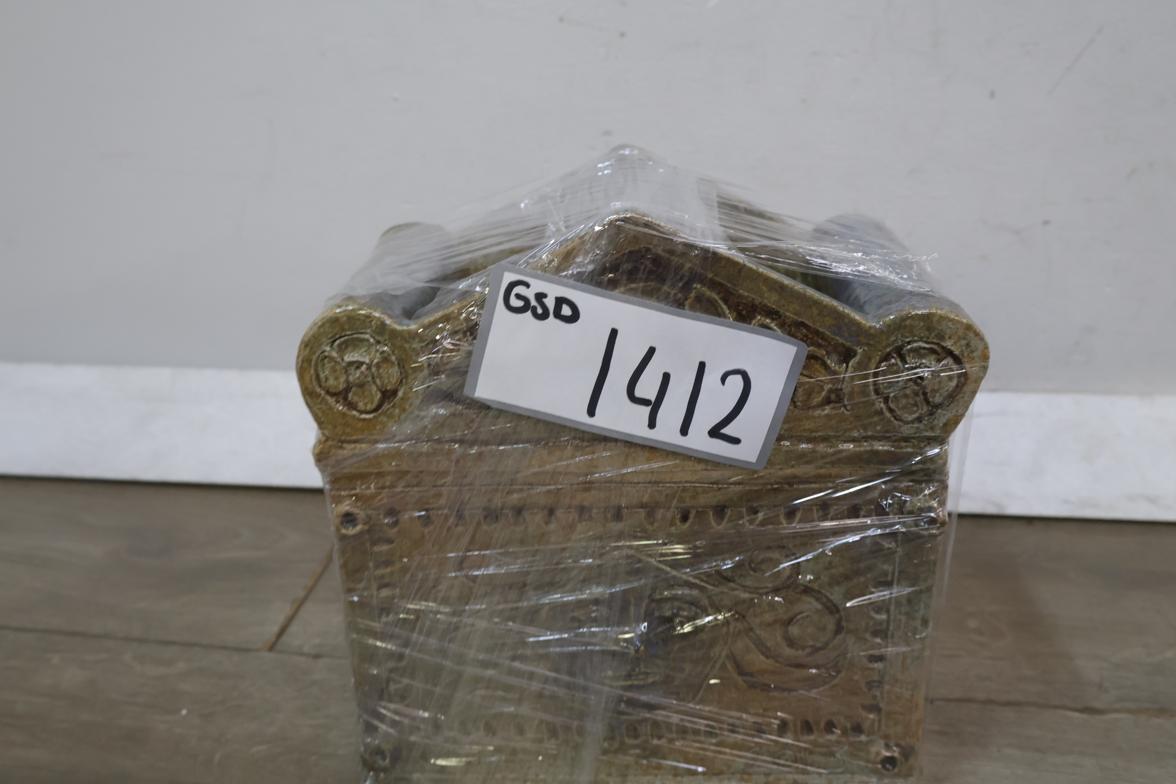 Kleine decoratieve keramieken kist – foto 16 – kavel bij GSD Auctions, Zoeterwoude