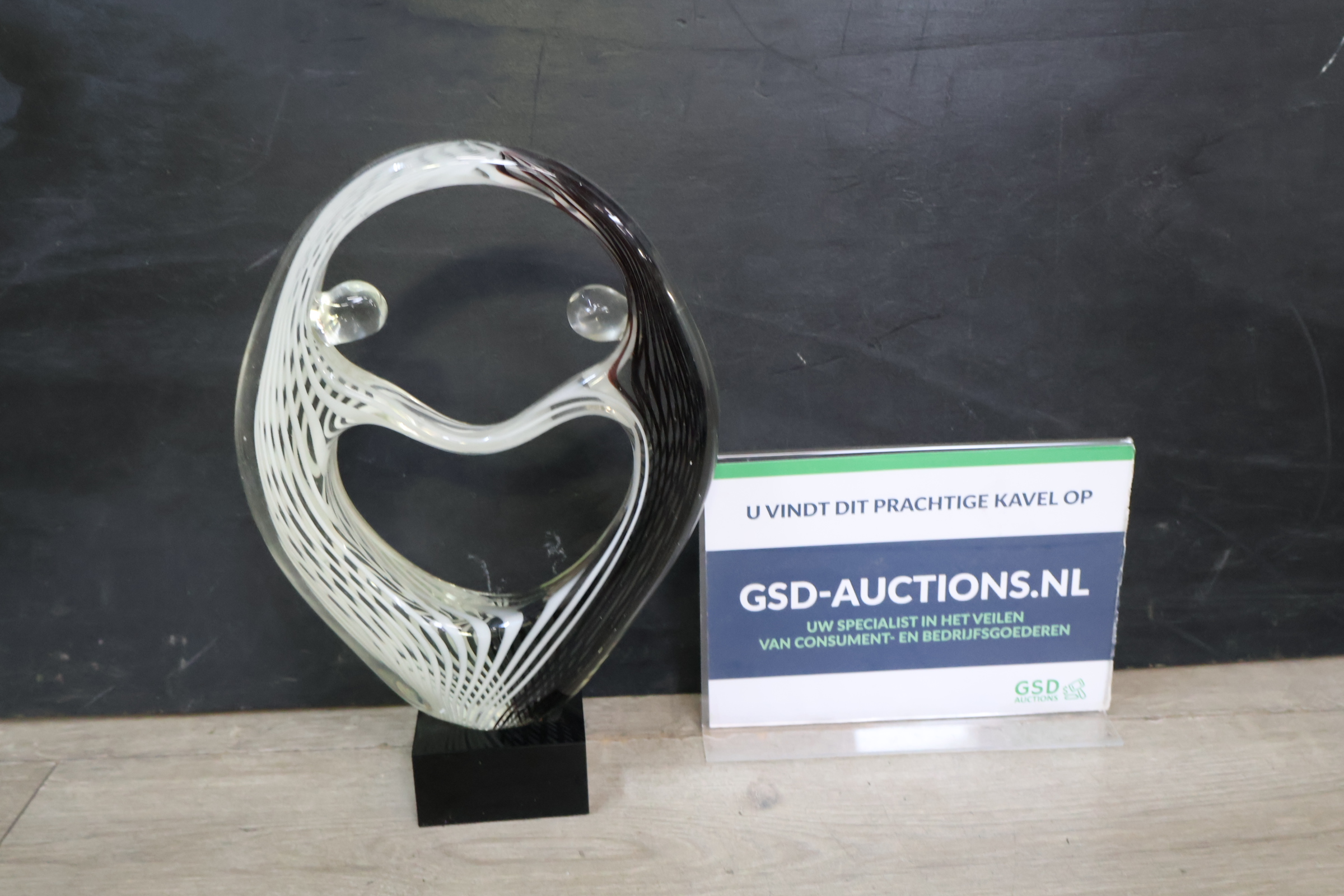 Design glazen sculptuur op zwart voetstuk – foto 2 – kavel bij GSD Auctions, Zoeterwoude